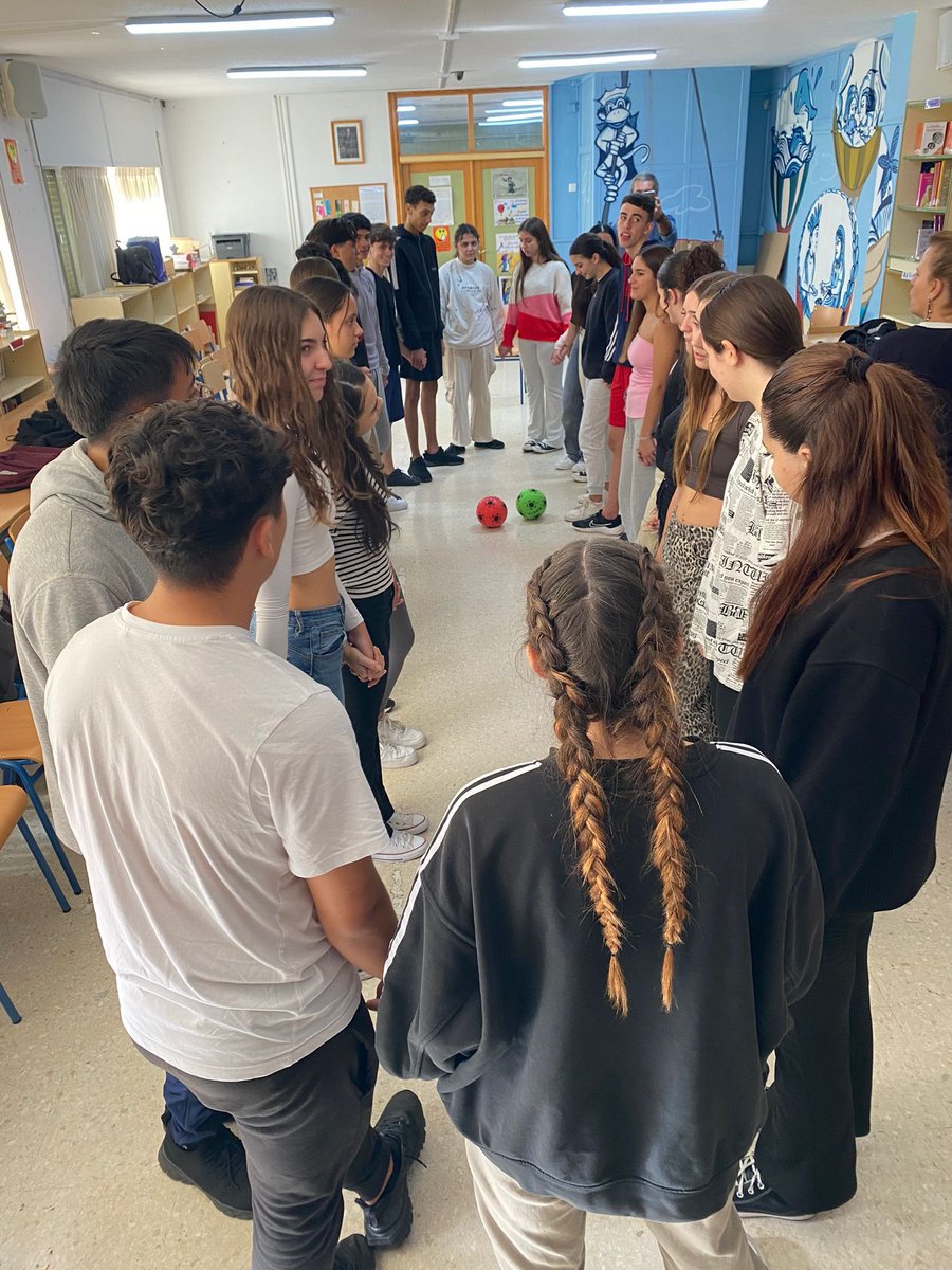 iesAlBaytar's tweet photo. Esta mañana hemos tenido talleres de la FGUMA sobre aprender a sentir: mindfulmess para regular las emociones 🧘🏻‍♀️

#iesalbaytar #benalmadena #benalmadenacosta #arroyodelamiel #mindfulness #fguma @fundaciongeneraluma https://t.co/H1saFCkzdO