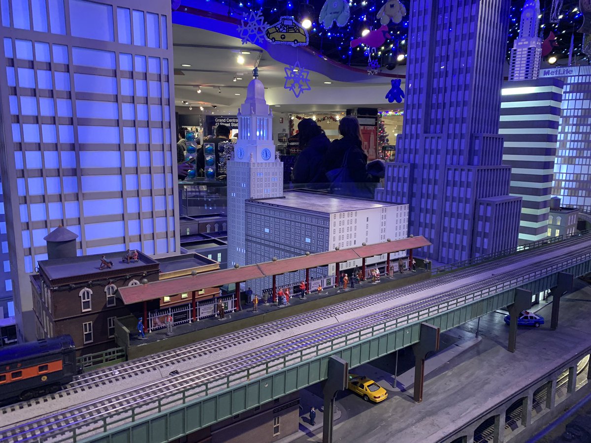 OFFOFFNYTOURS's tweet photo. グランド・セントラル駅内トランジット・ミュージアムの恒例のトレイン-・ショウ。 https://t.co/ildw1jpkz0