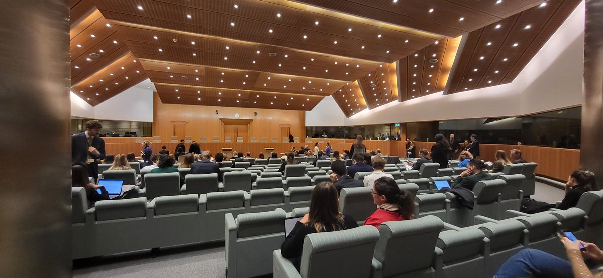 cumuleo's tweet photo. Quatre heures d'audience de la Cour de Justice de l'Union européenne au sujet des fameux messages textuels échangés entre la présidente de la Commission européenne, Ursula von der Leyen et le CEO de Pfizer, Albert Bourla.
Affaire #SMSgates.
Les 16 juges de la Cour n'ont pas caché un certain agacement envers les arguments et les réponses (ou non-reponses) de l'avocat de la Commission européenne.
Cela ne présage toutefois pas de la décision que les juges prendront. En effet, il faut garder à l'esprit que cela peut être une posture de la Cour au vu de l'intérêt pour le dossier et du public présent lors de l'audience.
En résumé, la Commission européenne ne nie pas qu'il y ait pu y avoir des échanges par messagerie entre Ursula VDL et le CEO de #Pfizer mais elle ne confirme pas non plus formellement l'existance de ces échanges.
Ses arguments sont les suivants :
Nous n'archivons dans le système d'enregistrement des documents que ceux dont le contenu est important ou substantiel.
Et comme ils n'ont pas trouvé de tels documents consécutivement à la recherche effectuée dans le cadre de la demande du New York Times, ils en déduisent qu'il n'y a eu aucun échange de message dont le contenu était important ou substantiel. Sans quoi ils jurent que ces documents auraient été enregistrés dans le système.
Par acquis de conscience, ils ont même été jusqu'à faire une demande au cabinet de la présidente de la Commission pour être vraiment certain que de tels échanges n'auraient pas échappés à l'enregistrement. Et le cabinet d'Ursula von der Leyen de confirmer l'absence de documents.
L'avocat de la Commission n'a toutefois pas été en mesure d'indiquer à la Cour quelles types de recherches ont été effectuées.
Est-ce que le téléphone de VDL a été vérifié ?
Est-ce que VDL a été interrogée par son cabinet à ce sujet ?
Point de réponses, ce qui n'a pas échappés aux juges.
En résumé, le cabinet d'Ursula VDL dit qu'il n'y a pas de documents donc il n'y a pas de documents. Circulez, il n'y a rien à voir !
L'avocat de la Commission a bien dû avouer qu'il n'y a aucun système prévu pour enregistrer et donc archiver les messages envoyés via messagerie. Si des messages dont le contenu est substantiel ou important sont envoyés par messagerie, la personne, donc ici Ursula von der Leyen, devrait capturer ces messages et les envoyer par mails car seuls les échanges via Outlook bénéficient du système d'enregistrement.
Ben voyons !
Amateurisme complet de la part de la Commission ?
La Commission se fout-elle complètement du droit fondamental en matière d'accès aux documents administratifs ?
Ou les textos portaient-ils sur des choses inavouables et comme par hasard, Ursula VDL a omis d'en envoyer une copie sur son adresse mail pour en garder une trace au cas où quelqu'un en demanderait l'accès.
Cette audience n'a clairement pas aidé à lever le doute ... bien du contraire !
On parle quand même d'échanges confirmés par plusieurs sources dont Pfizer via des déclarations d'Albert Bourla et de Janine Small.
On parle d'un contrat portant sur plusieurs dizaines de milliards d'euros.
On parle de la présidente de la commission européenne et pas d'un fonctionnaire N-10.
Soyons réaliste, cette procédure intentée par le New York Times ne débouchera sur rien. Au mieux, la Cour de Justice de l'Union européenne casse la décision de refus de transmission des textos et la Commission reprendra une décision de refus mieux motivée.
La seule procédure qui pourrait déboucher sur quelque chose de concret est la procédure pénale intentée par @BaldanFrederic à Liège.
Affaire à suivre le 6 décembre 2024 à Liège...