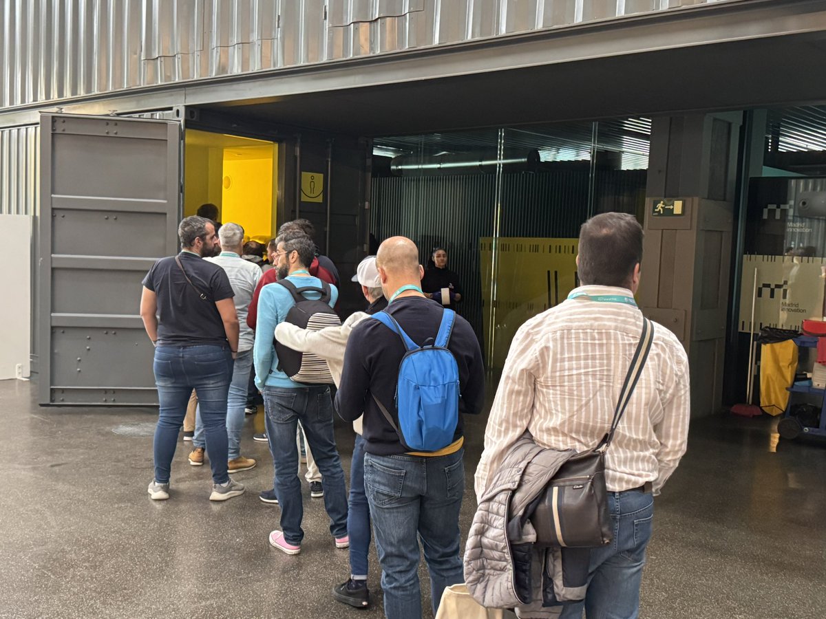 Tony_Beni's tweet photo. Dime que estás en un evento tecnológico sin decirme que estás en un evento tecnológico #BathroomQueue #TRG24 @tarugoconf https://t.co/fGRlSUXRif