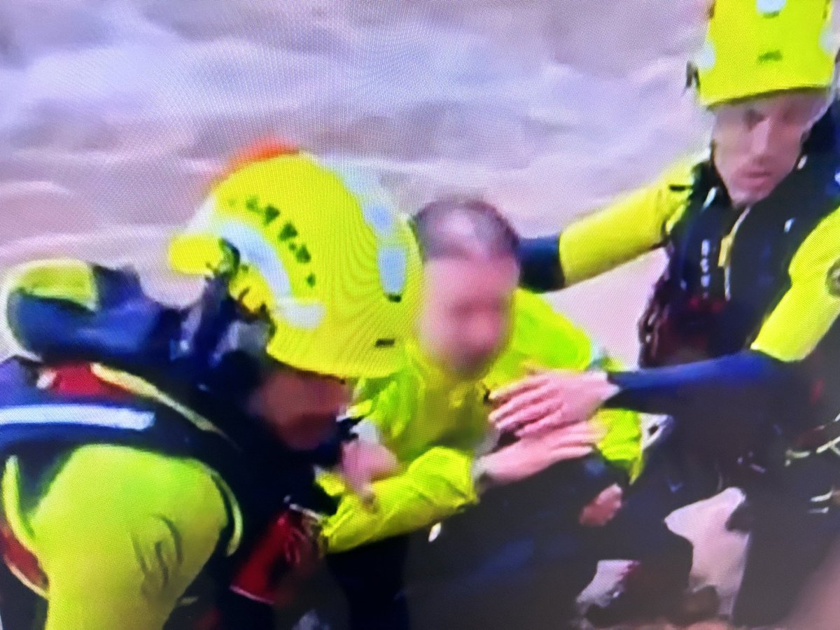 A la hora de este rescate en un desbordado barranco del Poyo, Mazón estaba recogiendo un premio. Luego se iría a comer durante 3 horas. 
Mientras, Valencia se ahogaba. 
Pero para Mazón la culpa es de “los protocolos” y Aemet.