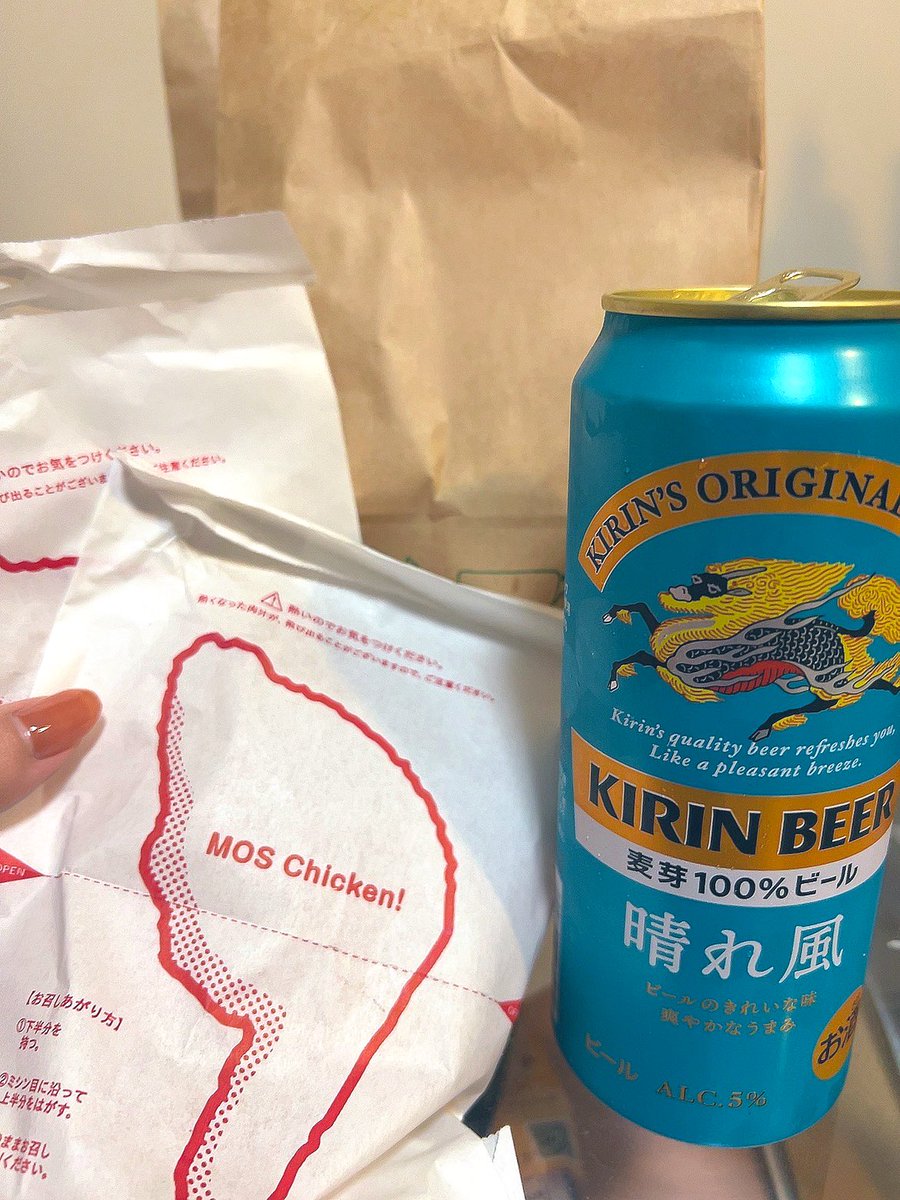 koharuko0529's tweet photo. 今日の晩ご飯はモスチキン×2と🍺♪

今日もお疲れさまでしたー❣️ https://t.co/HpeKznjfYh