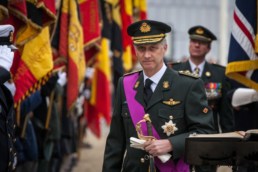 Vandaag vieren we Koningsdag en brengen we hulde aan Zijne Majesteit de Koning! We vieren deze speciale dag op 15 november al sinds 1866. Als Defensiepersoneel zijn we elke dag loyaal aan onze opperbevelhebber, Zijne Koninklijke Hoogheid Koning Filip