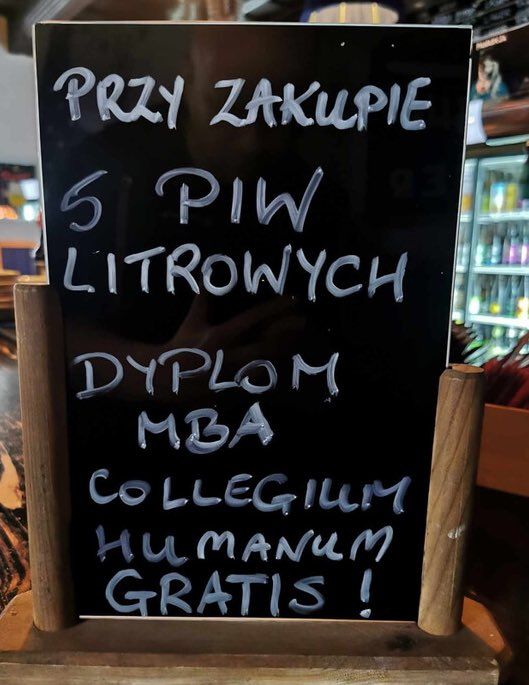 Lemingopedia's tweet photo. Witek Zembaczyński narzekał wczoraj, że ta afera to uderza w niego, uczciwego absolwenta Collegium Humanum, który chodził na zajęcia 😂Czaicie? Wszyscy robili dyplom esemesem, a Witek chodził, jako przedstawiciel nowych, uśmiechniętych kadr, razem z Gajewską! xD Co za naleśnik ahahahahahaha! 🤡