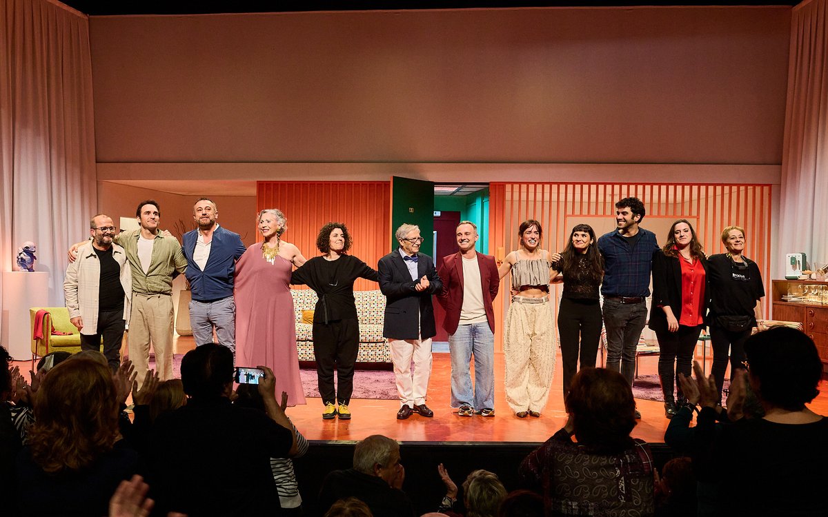 👏 Ahir vam estrenar #UnSogredeLloguer, amb l’autoria de <a href="/suegarachana/">Susanna Garachana</a> i @JaumeVinas, dirigida per <a href="/daniel_angles/">Daniel Anglès</a> i interpretada per <a href="/JoanPera_/">Joan Pera</a>, <a href="/muntsa_alcaniz/">Muntsa Alcañiz</a>, <a href="/claudiabenito/">Clàudia Benito Comas</a> i <a href="/EduLloveras/">Eduardo Lloveras</a>.

Enhorabona a la companyia per l’estrena! ✨

🎟️ bit.ly/UnSogreDeLlogu…