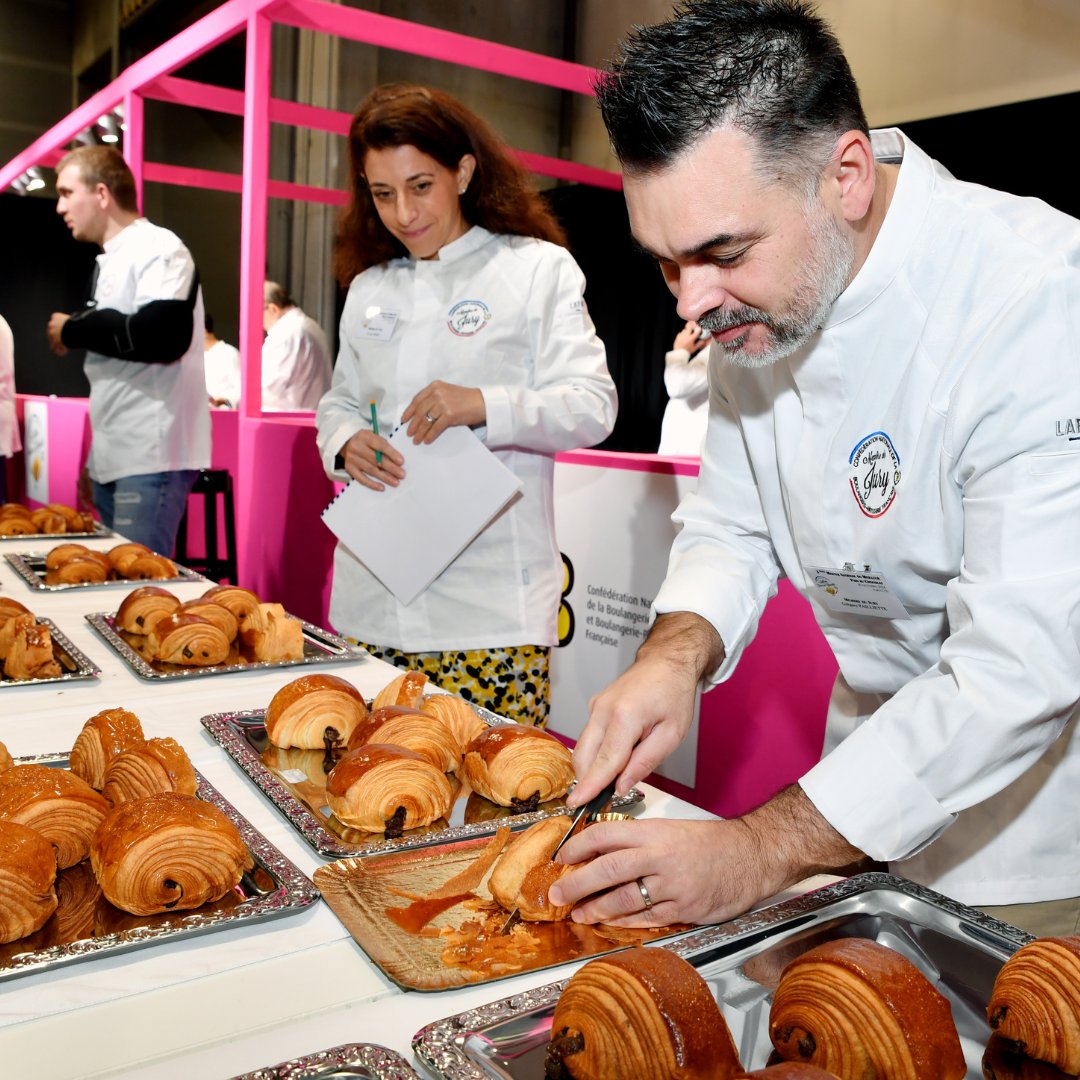 cnbpf's tweet photo. Aujourd’hui, c’est la Journée Mondiale du Pain au Chocolat ! Pour célébrer ensemble cette viennoiserie emblématique, retour en 📸 images sur la 3ème édition du Master National du Meilleur Pain au Chocolat, qui s’est tenue le 📅30 octobre au Salon du Chocolat, à Paris.

Les lauréats sont :
🥇 Fabrice POTTIER (Ile-de-France)
🥈 Sophie JULLIEN (Ile-de-France)
🥉 Yvan STORK (Ile-de-France)

Un grand 👏 bravo également aux 9 finalistes et à tous les participants qui ont démontré leur savoir-faire artisanal durant ce concours, organisé par la @cnbpf.

Des remerciements aux membres du jury et au Salon du Chocolat pour son accueil. Merci à nos partenaires pour leur soutien : @AG2RLAMONDIALE @INBP_Rouen

© Frédéric Vielcanet
#concours #painauchocolat #viennoiserie #boulangerie #boulanger #artisanat #excellence