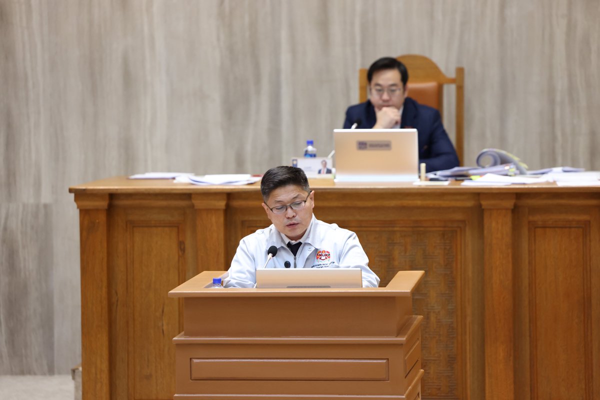 KhNyambaatar's tweet photo. НИТХ-ын ээлжит бус I хуралдаан өнөөдөр болж, төлөөлөгчид Нийслэлийн Засаг дарга бөгөөд Улаанбаатар хотын Захирагчийн 2024-2028 оны үйл ажиллагааны хөтөлбөрийг хэлэлцэн баталж өглөө.

Ирэх жилүүдэд агаарын бохирдол, авто замын түгжрэлийг бууруулах чиглэлийг гол болгон "20 минутын хот" үзэл баримтлалын дагуу үйл ажиллагааны хөтөлбөрөө боловсруулсан.

Хөтөлбөрийг агуулгын хувьд 5 бодлого, 25 зорилго, 220 зорилт, хүрэх үр дүнг тодорхойлсон. Түүнчлэн бодлогын хүрээнд нэн тэргүүнд шийдвэрлэх шаардлагатай, нийгэм эдийн засгийн үр өгөөжтэй томоохон 12 төсөл, арга хэмжээг хэрэгжүүлнэ.

Тухайлбал: ✅Толгойтоос Амгалан хүртэл Энхтайваны өргөн чөлөөний дагуу 17.7 км урт их багтаамжийн нийтийн тээврийн хэрэгсэл “Метро" төслийн бүтээн байгуулалтын ажлыг эхлүүлнэ.

✅Яармагаас Хархорин хүртэл Туул гол дээгүүр 4.2 км урт “Агаарын дүүжин замын тээвэр” төслийн бүтээн байгуулалтыг эхлүүлнэ.

✅"Шинэ тойрог зам", “Туулын хурдны авто зам” барих төслүүдийг эхлүүлнэ.

✅Сэлбэ, Баянхошуу дэд төвүүдэд төрийн болон нийгмийн бүх үйлчилгээг хүртээмжтэй авах боломжтой нэгдсэн төлөвлөлттэй 20 мянган өрхийн цогцолбор хорооллыг байгуулна.

✅Дулааны II, III цахилгааны станцыг өргөтгөн шинэчлэх ажлыг үе шаттай хэрэгжүүлж, эх үүсвэрийн хүчин чадлыг нэмэгдүүлнэ.

✅Цахилгаан эрчим хүчний эх үүсвэр Бөөрөлжүүтийн цахилгаан станцыг 600 МВт болгон өргөтгөнө.

✅Багануур дүүрэгт 50 МВт буюу 200 МВт/цаг батарей хуримтлуурын станц барих бүтээн байгуулалтын ажлыг дуусгана.

✅Лаг хатаах, шатаах байгууламжийг ашиглалтад оруулна.

✅Хог шатаах  20 МВт хүчин чадал бүхий цахилгаан үйлдвэрлэх эрчим хүчний үйлдвэр барих бүтээн байгуулалтын ажлыг эхлүүлнэ.