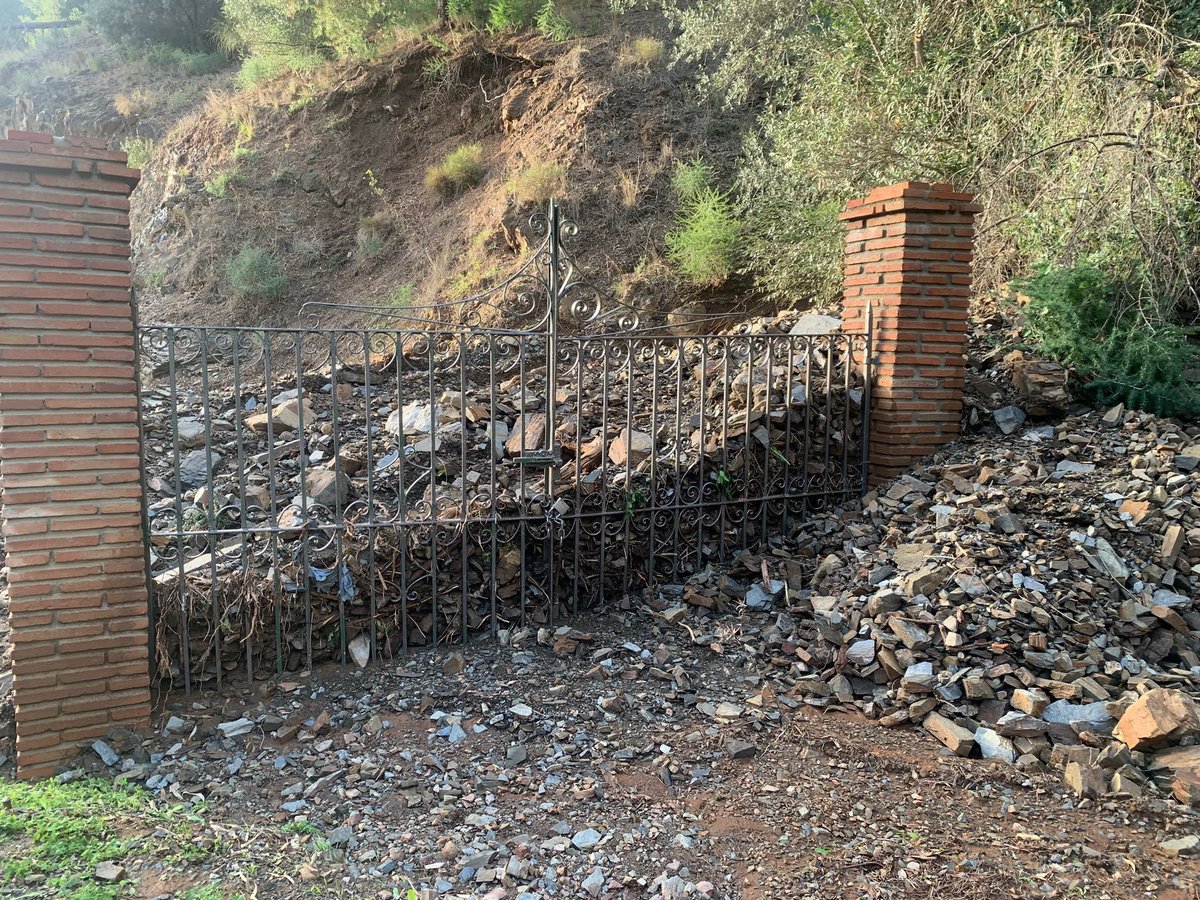 LukarTholme's tweet photo. Creo que ahora en unos minutos estará mi padre en la radio hablando de su situación en los montes de Malaga  

https://t.co/IBQGyr1r9Z

Esto es la entrada a su casa y el camino está incluso peor https://t.co/ZYunHJ4jAJ