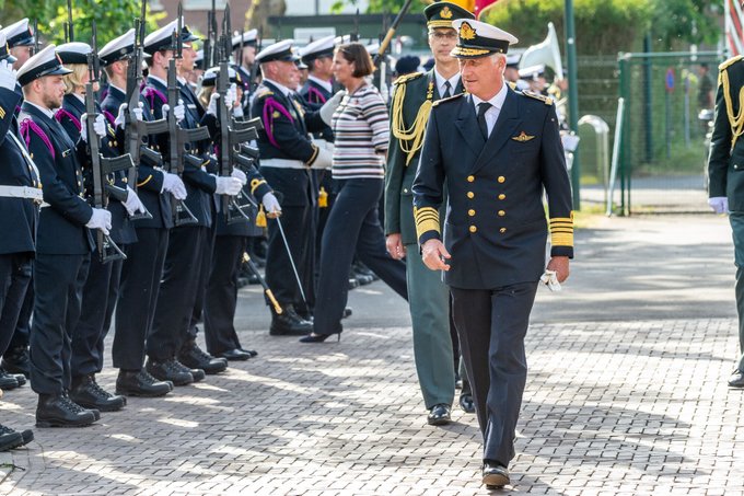 Nous célébrons aujourd'hui la Fête du Roi et rendons hommage à Sa Majesté le Roi ! Depuis 1866, cette journée spéciale est marquée le 15 novembre. En tant que personnel de la Défense, nous sommes loyaux envers notre commandant en chef, Son Altesse Royale le Roi Philippe