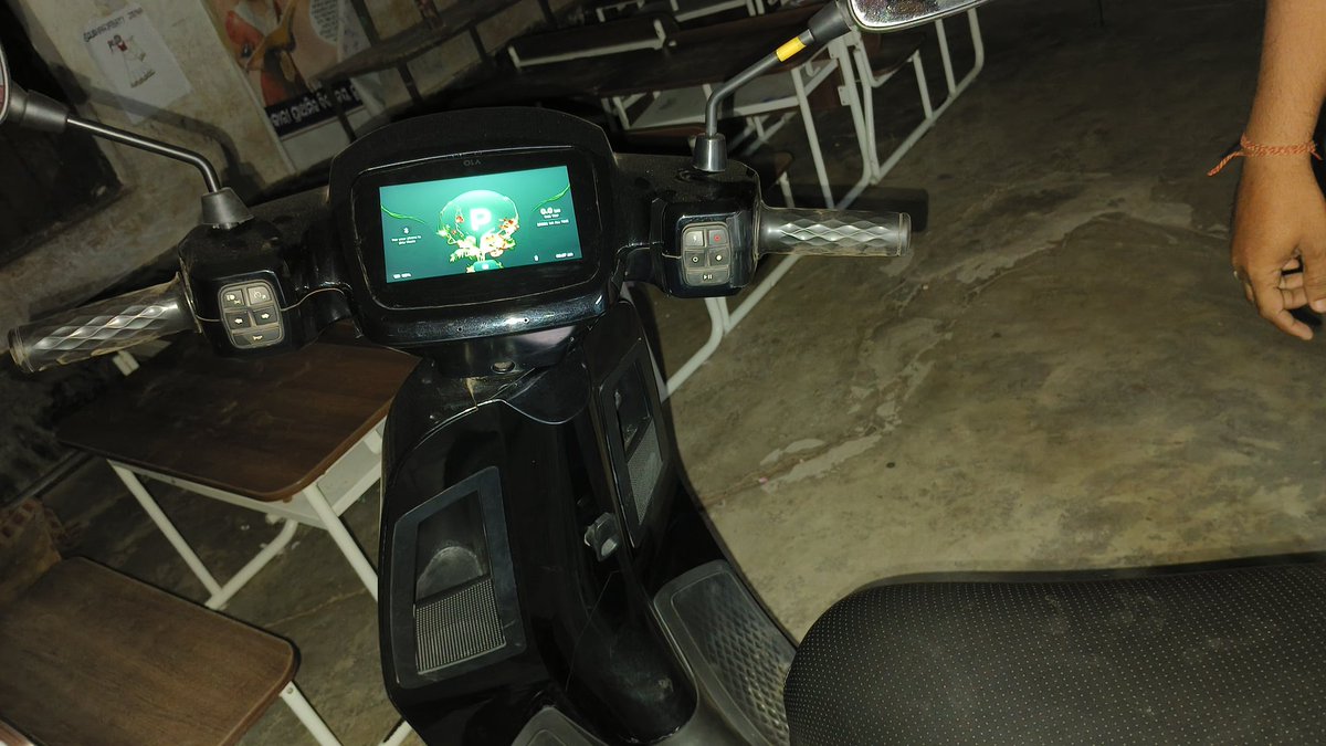 ASHISHROY1's tweet photo. @OlaElectric 
After two months of breakdown I Brought the scooter form OLA Experience Centre Dahanigadia Bhadrak on 7-11-24 and after 5 days i.e 12-11-24 9.45 am it's gone dead during riding. https://t.co/urolEseUnD