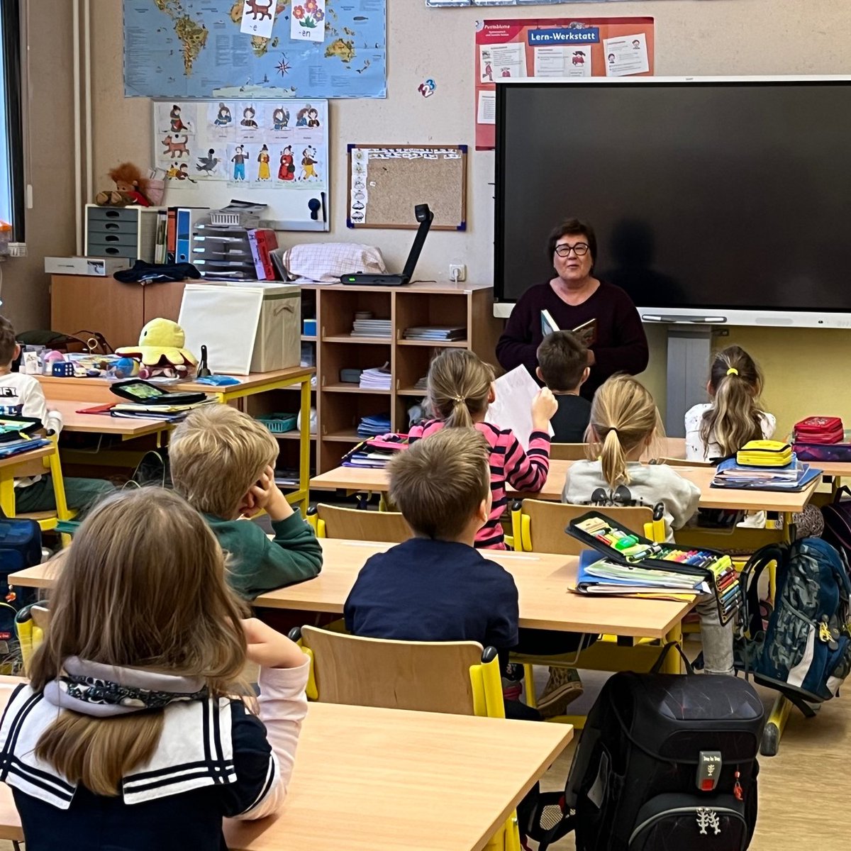 Soziales_ST's tweet photo. 📖Vorlesen stärkt die Sprachentwicklung, fördert die Konzentration und kann Integration befördern.  Ministerin #GrimmBenne &amp; Staatssekretärin @Moebbeck sind beim #BundesweiterVorlesetag mit gepackten Bücherkisten wieder mit dabei.  
#VorlesenIstWichtig #Vorlesetag https://t.co/RR3B4WBUFR