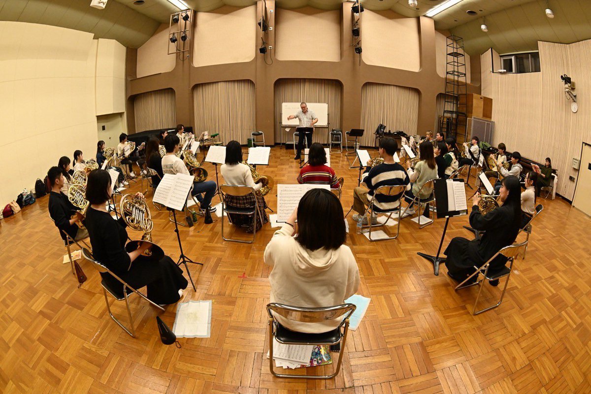 daion_horn's tweet photo. 先日シュトゥットガルト放送交響楽団の首席奏者であるヴォルフガング・ヴィプフラー先生にレッスンをして頂きました‼︎
ホルンアンサンブルの夕べで演奏する曲をレッスンして頂き、とても有意義な時間となりました✨
レッスンの様子をご覧ください🫣💫
アンサンブルの夕べまで頑張って参ります🔥 https://t.co/8cJQatYOy9