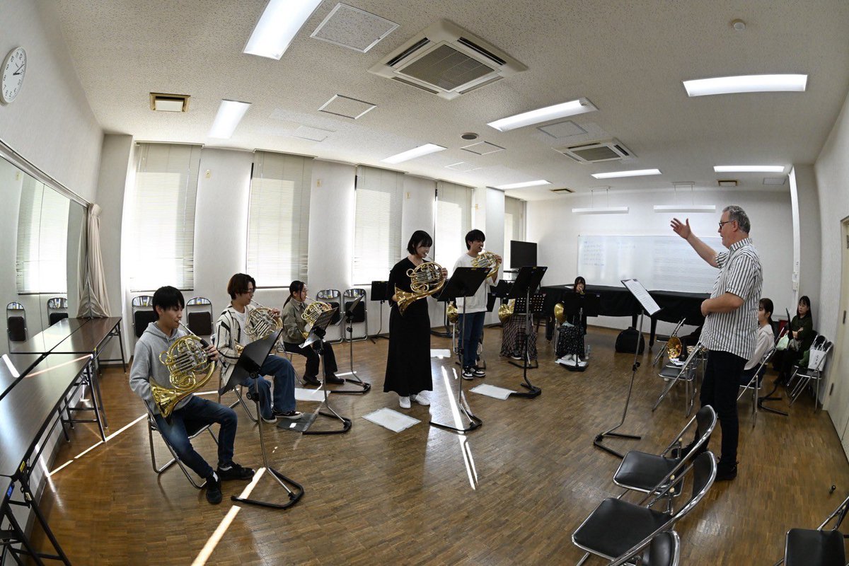 daion_horn's tweet photo. 先日シュトゥットガルト放送交響楽団の首席奏者であるヴォルフガング・ヴィプフラー先生にレッスンをして頂きました‼︎
ホルンアンサンブルの夕べで演奏する曲をレッスンして頂き、とても有意義な時間となりました✨
レッスンの様子をご覧ください🫣💫
アンサンブルの夕べまで頑張って参ります🔥 https://t.co/8cJQatYOy9
