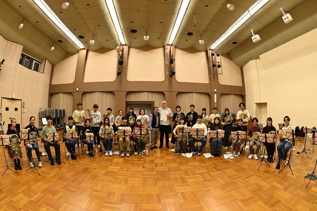 daion_horn's tweet photo. 先日シュトゥットガルト放送交響楽団の首席奏者であるヴォルフガング・ヴィプフラー先生にレッスンをして頂きました‼︎
ホルンアンサンブルの夕べで演奏する曲をレッスンして頂き、とても有意義な時間となりました✨
レッスンの様子をご覧ください🫣💫
アンサンブルの夕べまで頑張って参ります🔥 https://t.co/8cJQatYOy9