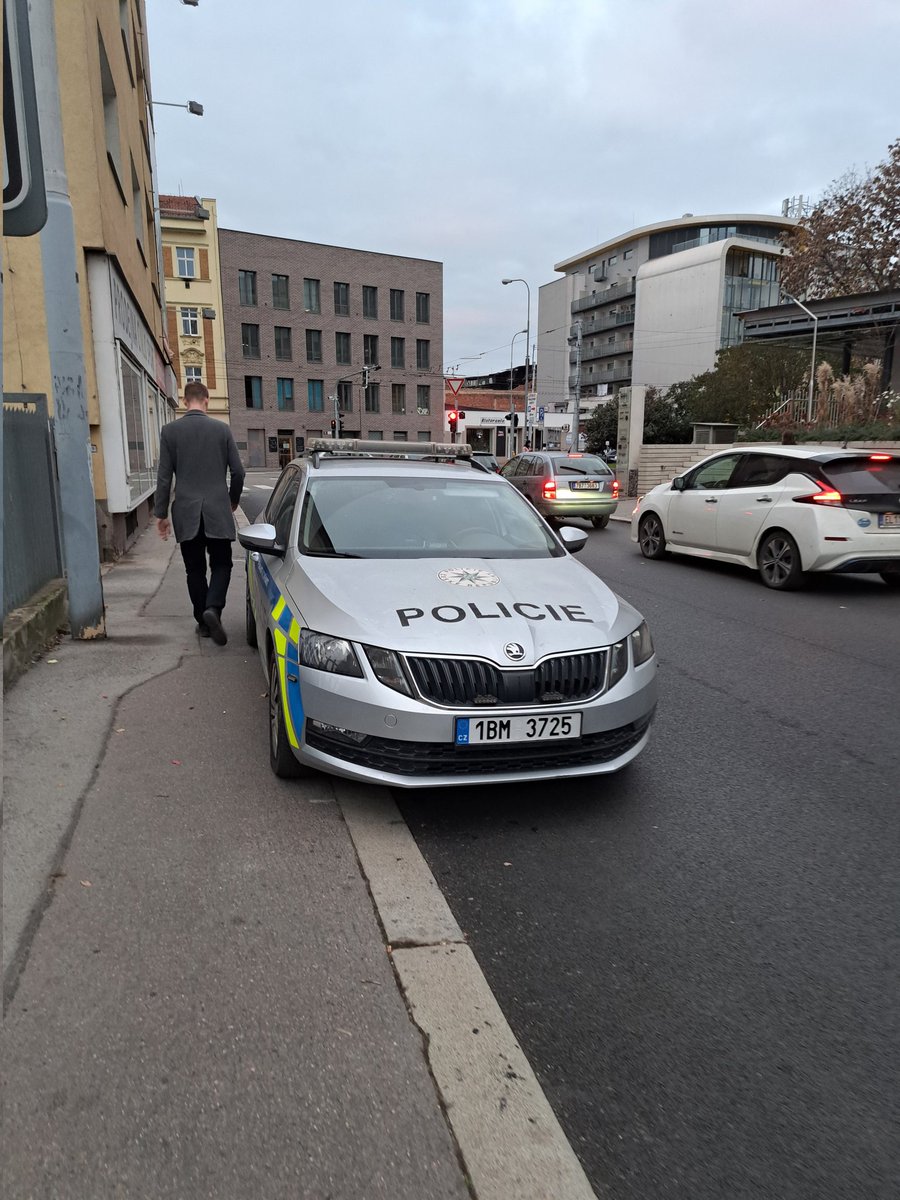 Pantadeas's tweet photo. Dobrý den @PolicieCZ, mohu se zdvořile zeptat, co opravňuje řidiče tohoto vozidla takto zaparkovat? 
Děkuji za odpověď. https://t.co/M2H8iTSPX4