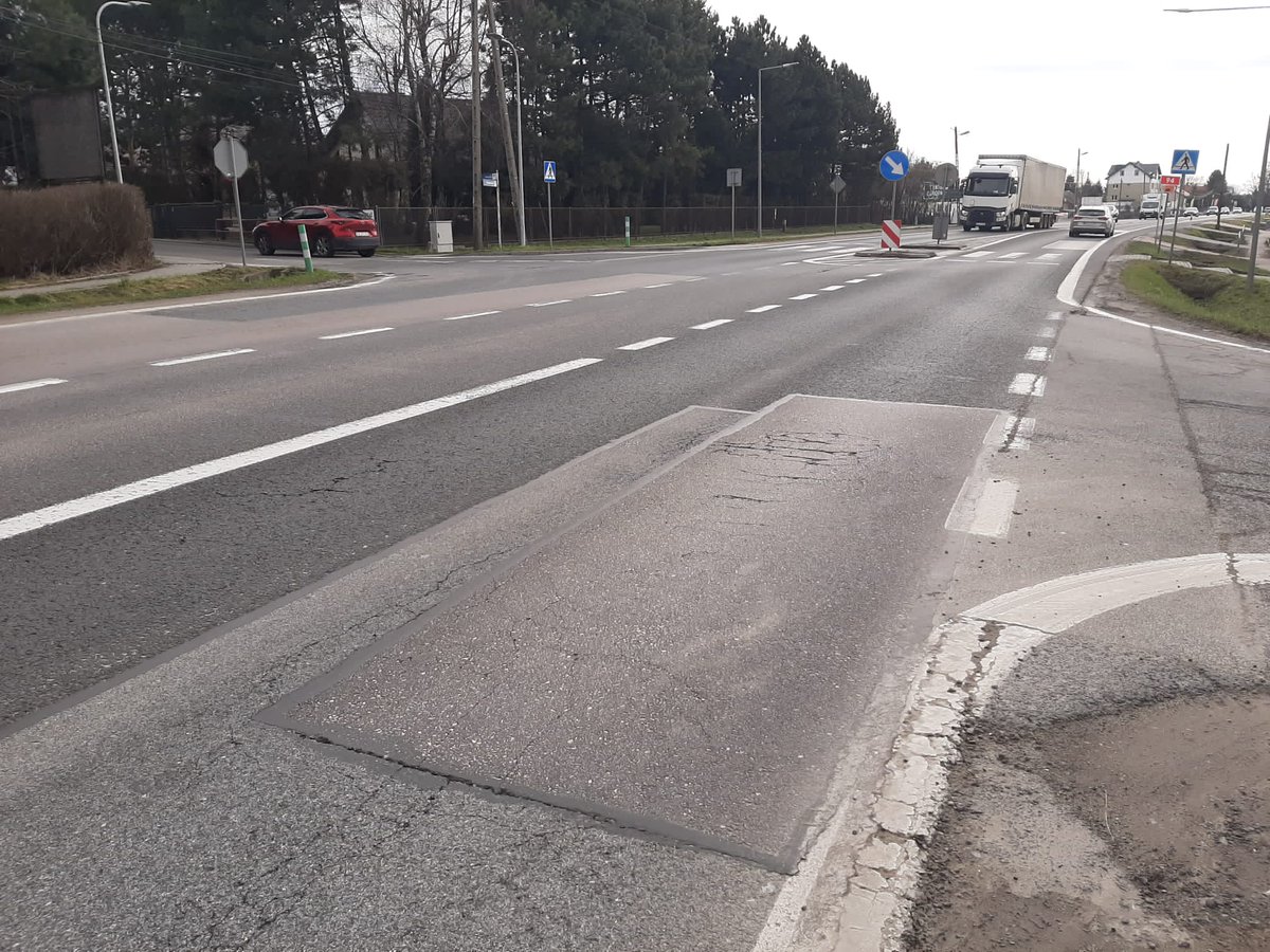 GDDKiA_Krakow's tweet photo. W poniedziałek wieczorem zaczynamy remont 400 m nawierzchni #DK94 na granicy #Szyce i #WielkaWieś🚗
Ściągniemy stary asfalt i ułożymy nowy🆕
Utrudnienia od 20:00 do 6:00, ruch wahadłowy👷
Prace planujemy skończyć w tydzień, trzymajcie kciuki za pogodę🌜
@GDDKiA | @MI_GOV_PL https://t.co/JkqiTfWUGp