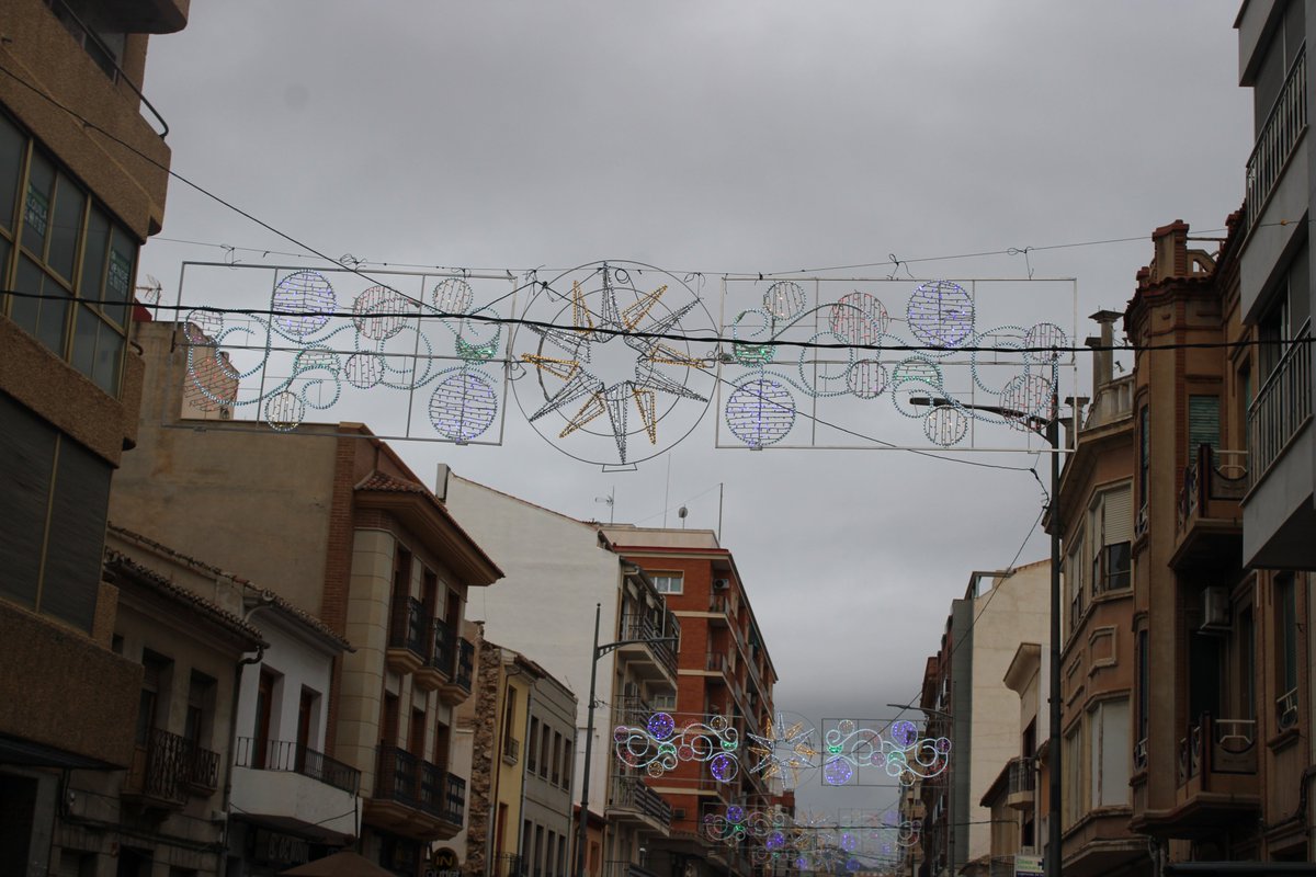 ✨🎄 Jumilla se prepara para la Navidad 🎄✨

¡La magia de la Navidad está en camino! 🌟 Ya han comenzado a colocarse las luces que adornarán nuestras calles, llenándolas pronto de color y alegría. 🎅❤️
🎁 ¡Cada detalle nos acerca más a la época más especial del año!