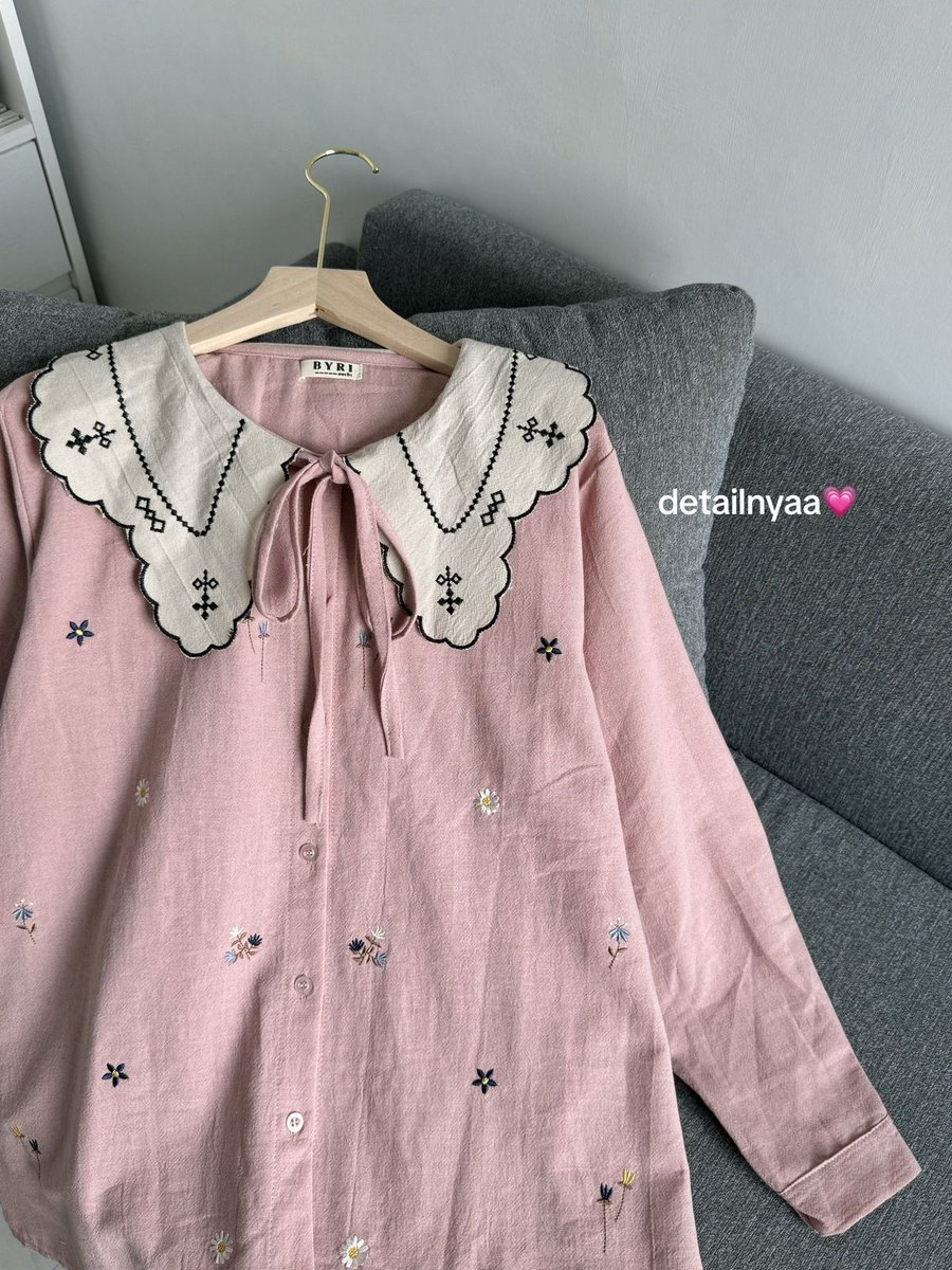 lilacffaa's tweet photo. Nemu atasan yg modelnya girly bgt, kerah nya lucu warnanya juga gemess 💗 https://t.co/G4kmJkvdwO