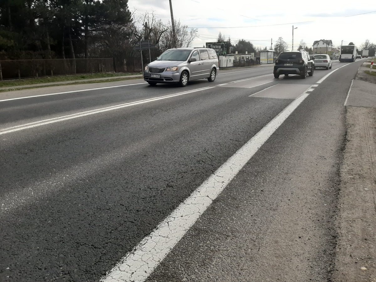 GDDKiA_Krakow's tweet photo. W poniedziałek wieczorem zaczynamy remont 400 m nawierzchni #DK94 na granicy #Szyce i #WielkaWieś🚗
Ściągniemy stary asfalt i ułożymy nowy🆕
Utrudnienia od 20:00 do 6:00, ruch wahadłowy👷
Prace planujemy skończyć w tydzień, trzymajcie kciuki za pogodę🌜
@GDDKiA | @MI_GOV_PL https://t.co/JkqiTfWUGp