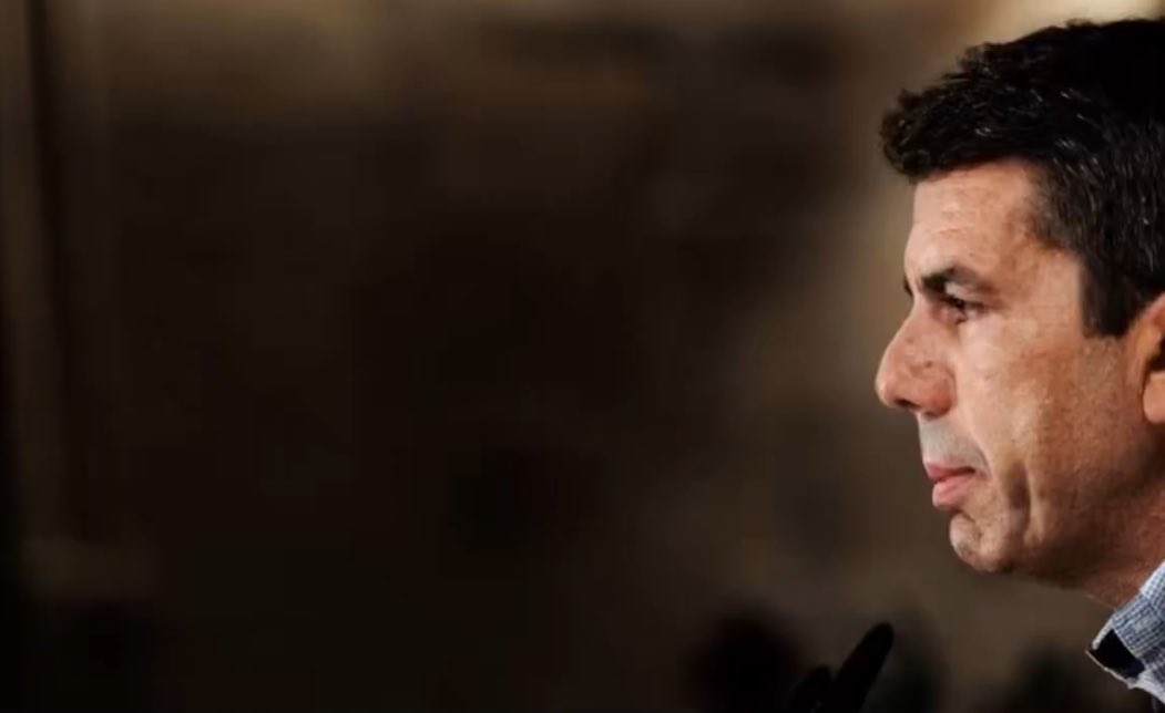 Mazón només demana “perdón” després de tossir i quan va a beure aigua