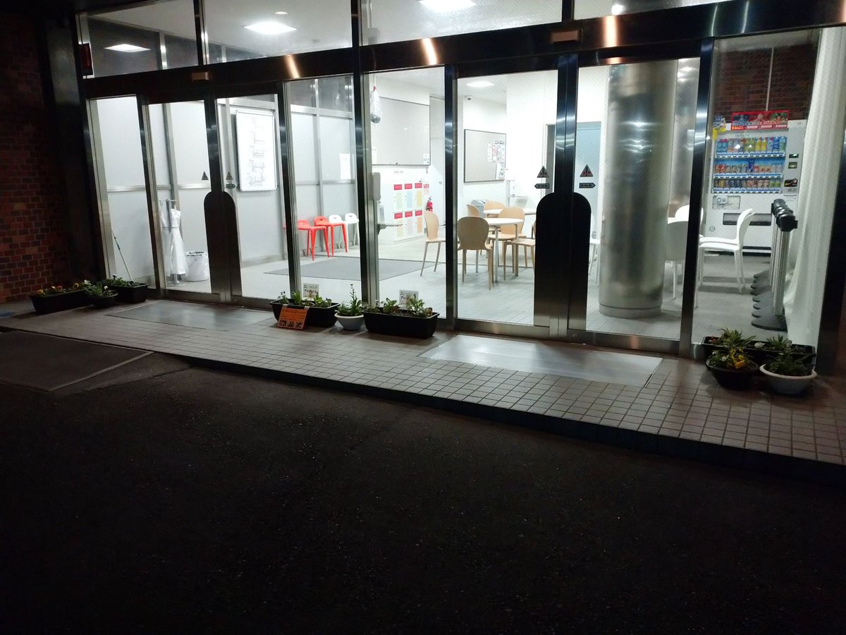 MKTP48's tweet photo. 今日は学内にてプランターへの植栽を行いました！種類はパンジー、ビオラ、ヤグルマソウ、キンセンカ、ノースポールの5種類！みんなで美しく定植することができました！暮らしを彩るお花。花があるだけで様々な効果が期待できます！
今後は灌水などの管理を行い、トリミングした花でしおりを作ります🌼 https://t.co/Z9QtYU3g4k