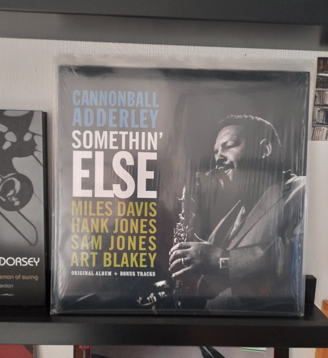 Matsan4's tweet photo. Förra veckan mästerverket Kind of Blue, och här, nästan lika bra, Miles och Cannonball några månader tidigare. https://t.co/RWxCq5xgsf