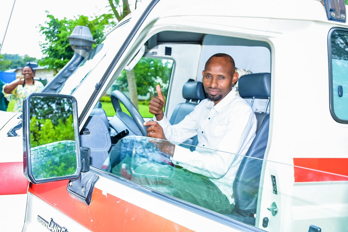 NyagatareHospit's tweet photo. On 15/11/2024, Vice-Mayor @murekajul &amp; DG of @nyagatarehospit handed over an ambulance to Bugaragara Health Center. This aligns with @RwandaHealth’s mission to bring quality healthcare closer to the community. #HealthForAll #RwandaHealth https://t.co/zI4C5YIsJf