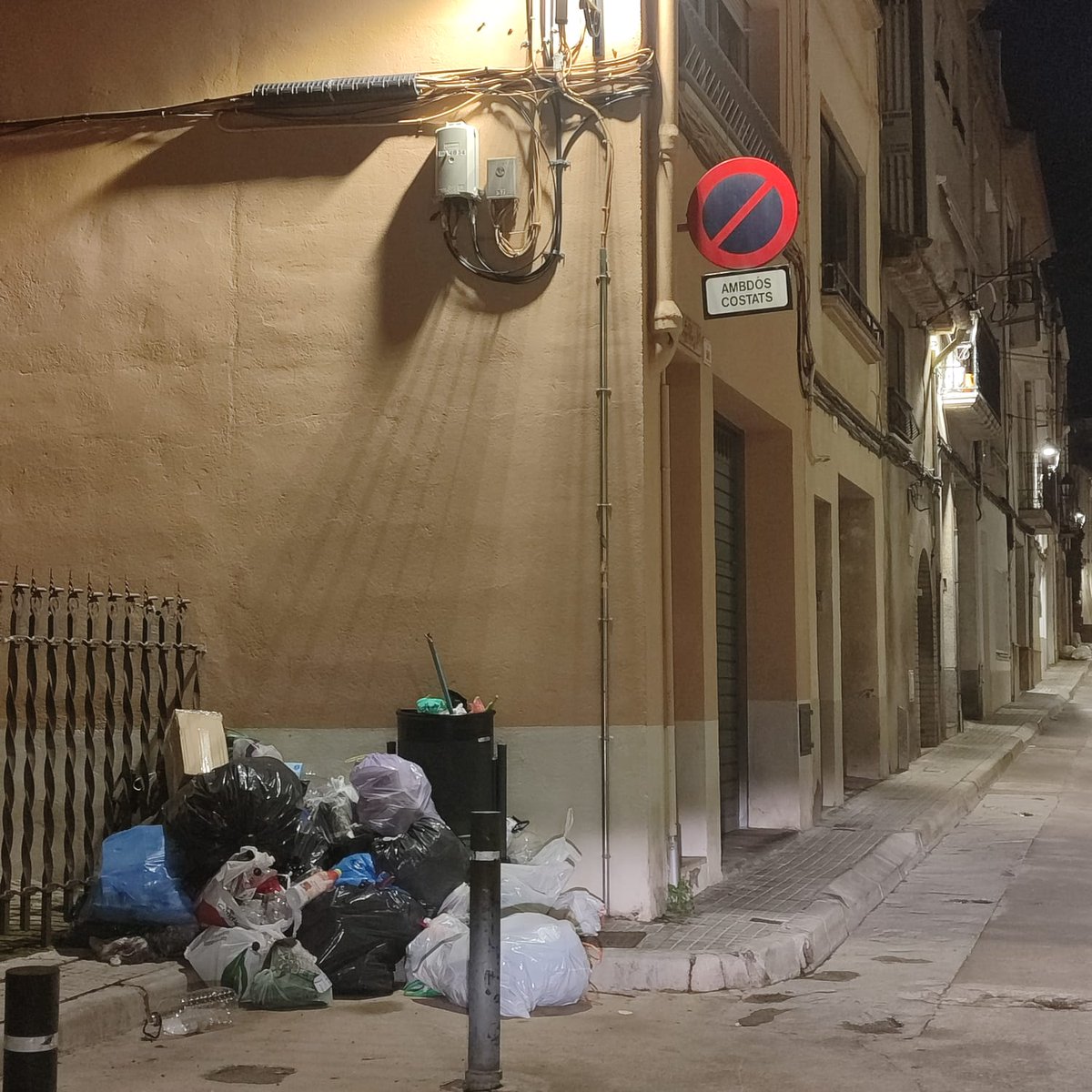 📣L’Ajuntament de #lArboç denuncia actes de sabotatge per impedir el servei mínim de recollida de residus.

👉Els vehicles que estaven iniciant el servei de recollida aquesta passada nit han estat sabotejats amb les rodes punxades.

arbocenc.cat/noticia/ca/759…

#AjuntamentlArboç