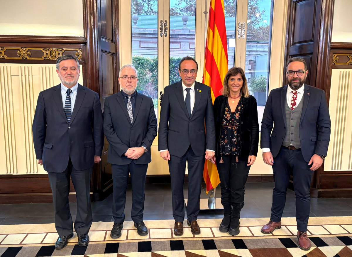 Consell_Audio's tweet photo. 🔴 El presidente del @parlamentcat, @joseprull, recibe en audiencia a los delegados y delegadas de la @PRAITV, en la última jornada de la Asamblea General que se ha celebrado en Barcelona #PRAIBarcelona https://t.co/R0MGN73B6U