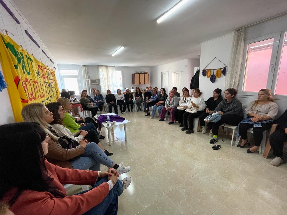 DayanismaMor's tweet photo. 📍Hatay/Samandağ 

Mor Dayanışma Kurucu Üyelerimizden Mersin Milletvekili @peri_hankoca’nın katılımıyla Samandağlı kadınlarla Sabah Kahvesinde buluştuk.☕️💜

#25KasımaGiderken kadına yönelik şiddet, yoksulluk ekseninde deprem bölgesinde kadın olmak ve cezasızlık politikalarına dair tartıştık. 

Umutsuz, çaresiz değiliz! 25 Kasım’da Sokaklardayız.✌️