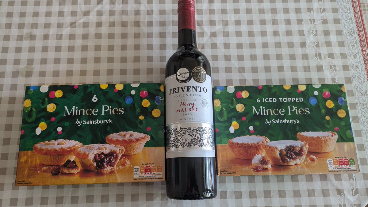 mincepieathon's tweet photo. Mince pie shopping done correctly. #Mincepieathon https://t.co/fvuD1K3icH