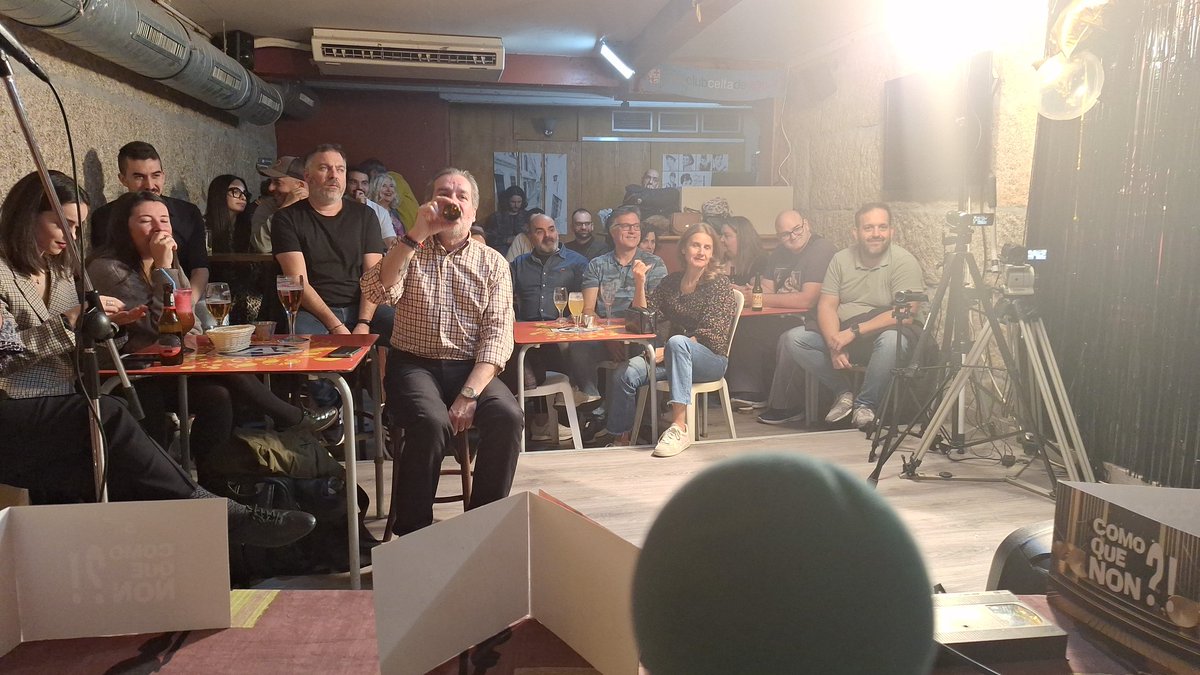 Anoche me puse mis mejores galas para celebrar la grabación del programa número 300 del <a href="/comoquenonradio/">Como que non?! Radio Galega</a>.
Qué lujo de equipo y qué orgullo formar parte de una locura así.