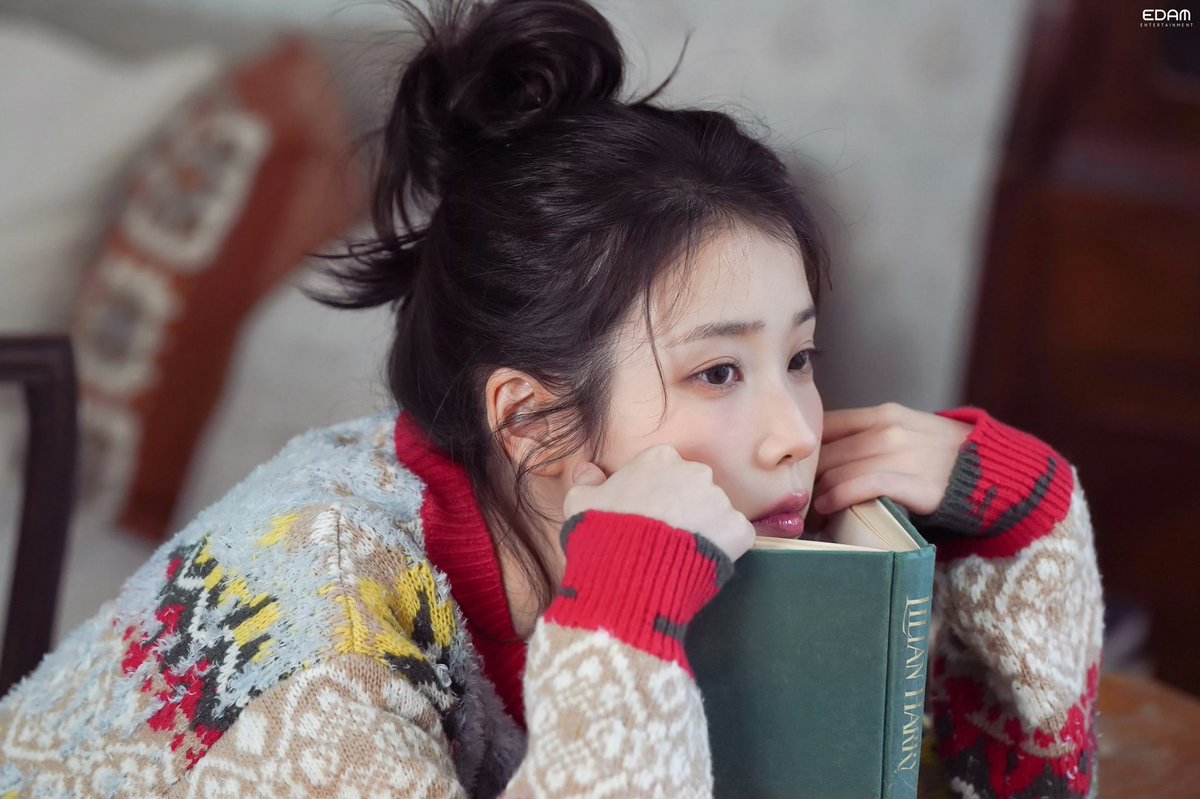 llyaiu's tweet photo. I vote #iu for Fans’ Choice - Female Award #2024MAMAVOTE https://t.co/KKuMbV9JlQ