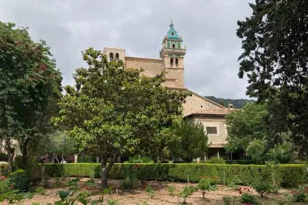 piaf_majorque's tweet photo. Le village de Valldemossa fait partie de ces visites incontournables à #Majorque. 😍🏝
https://t.co/KKSpGUbovj https://t.co/mmW5idU0bY