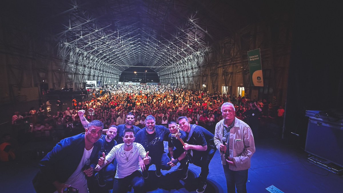 EfrainColombo's tweet photo. ¡Solo palabras de agradecimiento. Un momento soñado. Gracias por cantar tanto !!
¡Gracias Choperia Santa Fe por una noche 100 % Bien Santafesina! ✨️
#efraincolombo #santafe #folklore #musica #triferto #choperiasantafe #santafesina https://t.co/N4CGIkcPvT