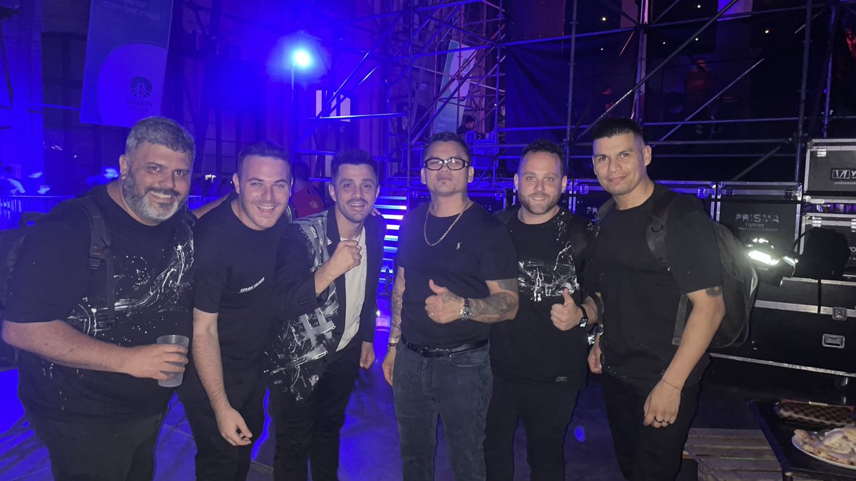EfrainColombo's tweet photo. ¡Solo palabras de agradecimiento. Un momento soñado. Gracias por cantar tanto !!
¡Gracias Choperia Santa Fe por una noche 100 % Bien Santafesina! ✨️
#efraincolombo #santafe #folklore #musica #triferto #choperiasantafe #santafesina https://t.co/N4CGIkcPvT