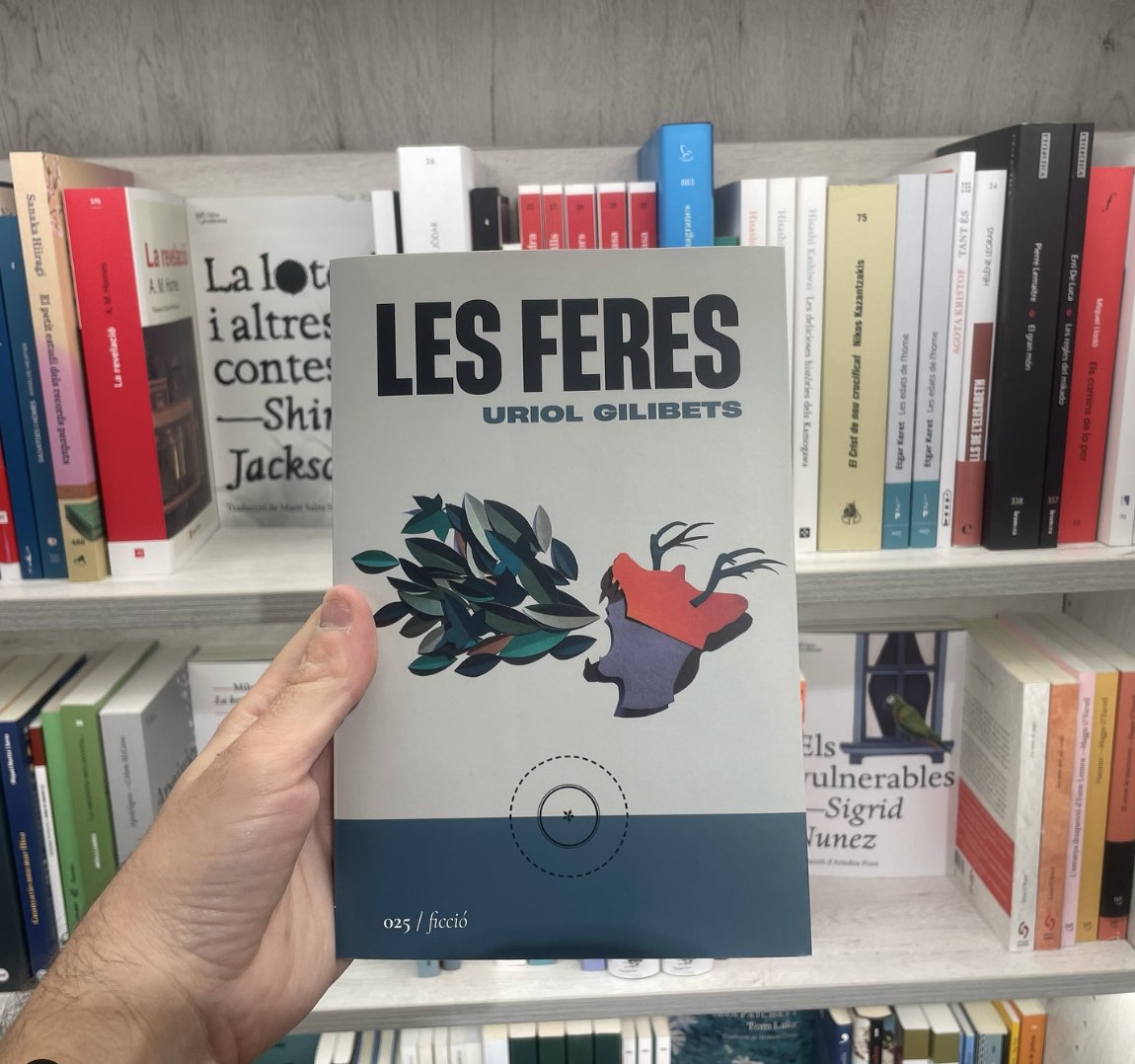 LlibreriaClaret's tweet photo. 1️⃣ Comencem per #LesFeres, de @folldefolls i @SegonaPeriferia!
Aquesta és una obra escrita en estat de gràcia, en què el protagonista és el poble perdut de Sant Gonera i els seus peculiaríssims vilatans, el bosc i les feres que l’habiten.
➡️https://t.co/bF46cwt8jc https://t.co/Kr5gjt2GoU