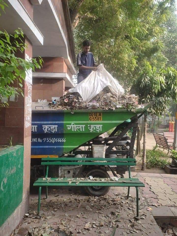 RAHUL980054's tweet photo. आपकी सेवा मेरा विश्वास
#मेरा_वार्ड_मेरा_परिवार
सभी रोगों की एक दवाई
क्षेत्र में रखों साफ़ सफाई
14/11/2024 वार्ड 83 करोल बाग में 5 C / 65 ब्लॉक के पार्क की सफाई कराई गई
#ward83 #करोलबाग
#AAPDelhi #mcddelhi
निगमपार्षद श्रीमती
उर्मिला महेंद्रगौतम जी
करोल बाग वार्ड 83 https://t.co/AWGRTvhxaA