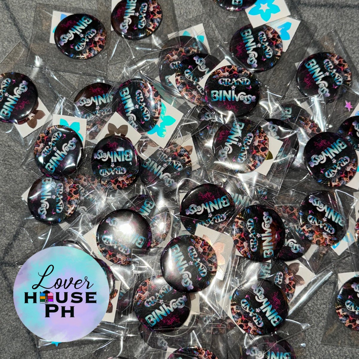 LoverHousePH's tweet photo. Here it is ✨#BINI FAN SUPPORT DAY 1

Our #GrandBINIverse Day 1 limited Fan Support and FREEBIES! 

Make sure to follow us to be eligible for spin the wheel!! What you can get: 

🌸BINI flower vinyl sticker
🌸 BINI BIAS button pin
🌸 GBV pin
🌸 BINI friendship bracelet 
🌸 or a chance to win GBV set A or set B official photocards! 

Loc and time: TBA

Please stay tuned!! See you all tomorrow ◡̈
#GrandBINIverse #ABSCBNEvents #BINIverseAraneta #StarMusicPH