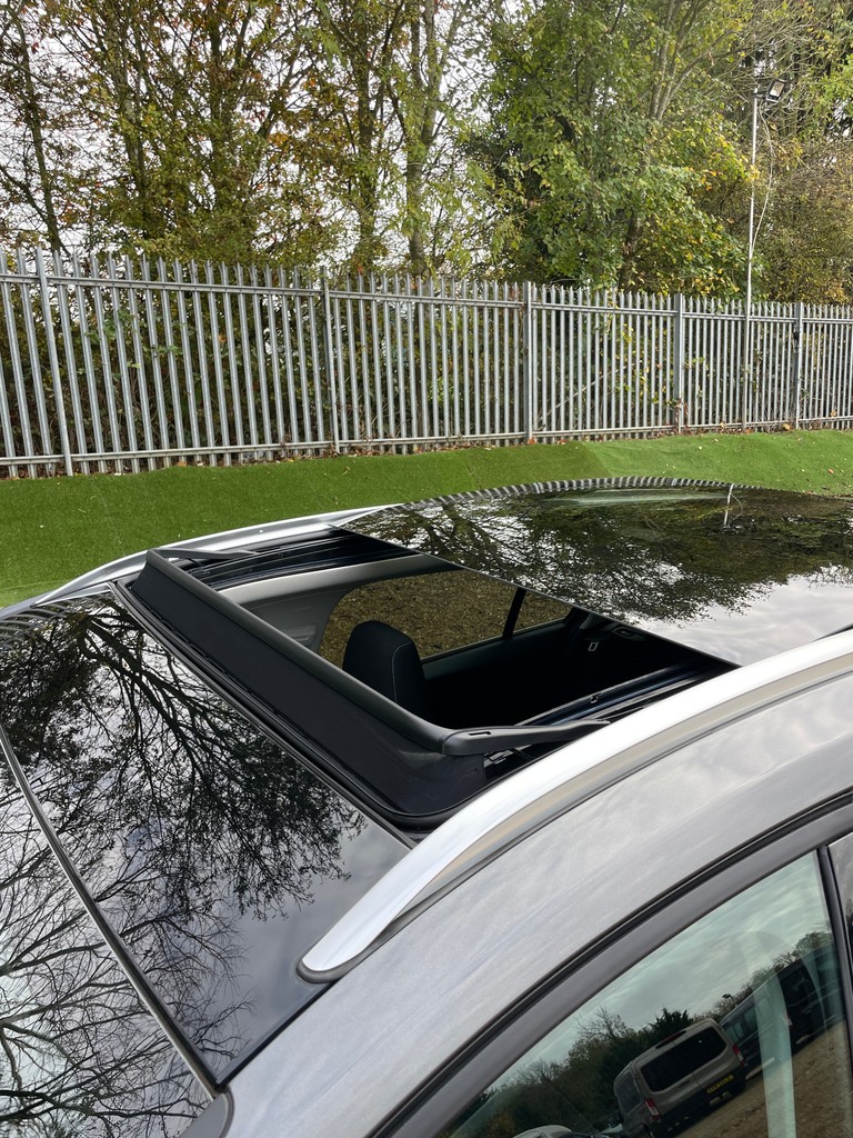 🍂🍃 Watch the Autumn leaves blow away, and leave the ordinary behind with the Ford Focus Titanium 1.0 MHEV Estate 
Whether you're cruising through golden fall streets or driving to your next adventure, it's the car that’ll make every moment feel like a breath of fresh air.