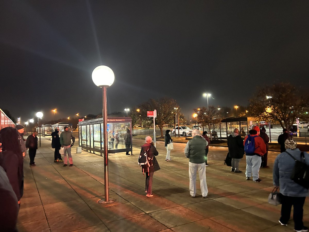 YourBoyElroy's tweet photo. Some dummy jumped in the tracks #WMATA AT BRANCH AVENUE. Shut down #branchave and #Suitland stations #shuttles running sparingly https://t.co/zpnlPn2t9N