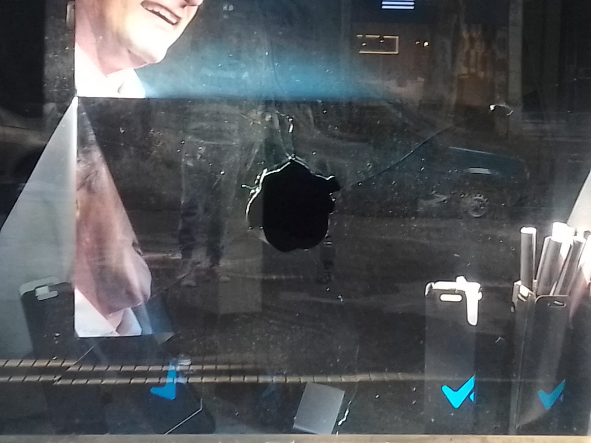 JavierGarcia_Uy's tweet photo. Así amaneció nuestro local de Constituyente y Jackson. Quedan pocos días y cuidar nuestra convivencia democrática es tarea de todos. Hay un día después. Cuidémoslo. Nada vale más que eso. (Nuestros compañeros harán denuncia policial) https://t.co/dhm71JzMZA