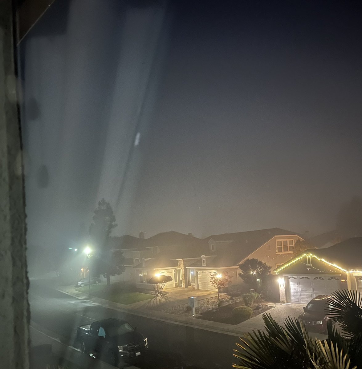 Patchy dense fog locally in Elk Grove. Be careful out there if driving. Visibility isn’t great. #sacwx #cawx