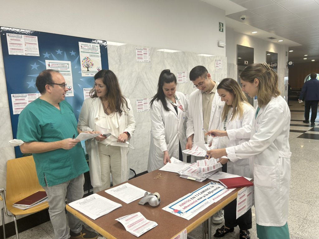 santiagosergas's tweet photo. 💊🏥  🗓️Participamos no #DíaAdherencia2024, “xuntos no teu camiño: a adherencia marca a diferencia” 

@FarmaCHUS recorda a importancia de seguir as pautas dos tratamentos e non esquecer as tomas de cada medicamento https://t.co/z46D7kJSJO