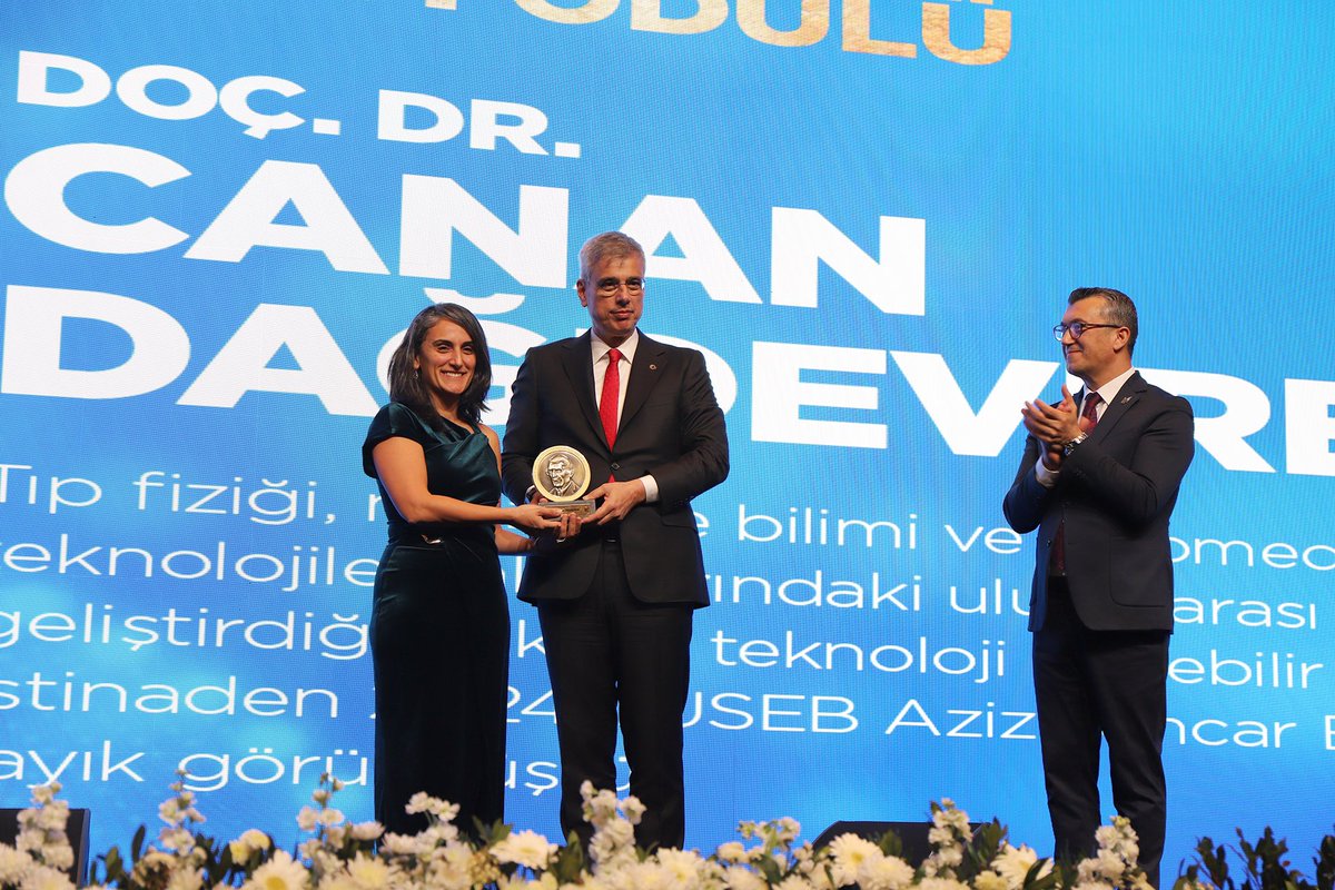 tusebgovtr's tweet photo. TÜSEB Aziz Sancar Bilim, TÜSEB Teşvik ve TÜSEB Özel Ödülleri sahiplerini buldu! Bilim insanlarımız ödüllerini Sağlık Bakanımız Sayın Prof. Dr. Kemal MEMİŞOĞLU’nun elinden aldı.

2024 TÜSEB Aziz Sancar Bilim Ödülü: Doç. Dr. Canan DAĞDEVİREN, tıp fiziği, malzeme bilimi ve biyomedikal cihaz teknolojileri alanlarındaki uluslararası çalışmaları ve geliştirdiği yüksek teknoloji giyilebilir tıbbi cihazlar alanında yaptığı başarılı çalışmalara istinaden bu ödüle layık görüldü.

2024 TÜSEB Teşvik Ödülü: Doç. Dr. Fatih İNCİ, biyoteknoloji, biyomühendislik ve nanoteknoloji alanlarında; özellikle hasta-başı tanı testleri, biyosensörler, mikroakışkanlar, hücre-dışı veziküller ve mikroiğneler üzerine yaptığı çalışmalarıyla ödüle layık görüldü.

2024 TÜSEB Özel Ödülü: Prof. Dr. Sibel Ayşıl ÖZKAN, elektrokimyasal nanobiyosensörler, mikroçip tasarımı, ilaç taşıyıcı sistemler ve moleküler baskılı polimer teknolojilerinin geliştirilmesi alanlarındaki bilimsel katkıları nedeniyle bu ödülü almaya hak kazandı.

Bilim insanlarımızı bir kez daha tebrik eder, başarılarının devamını dileriz!
#TürkTıpDünyasıKurultayı
