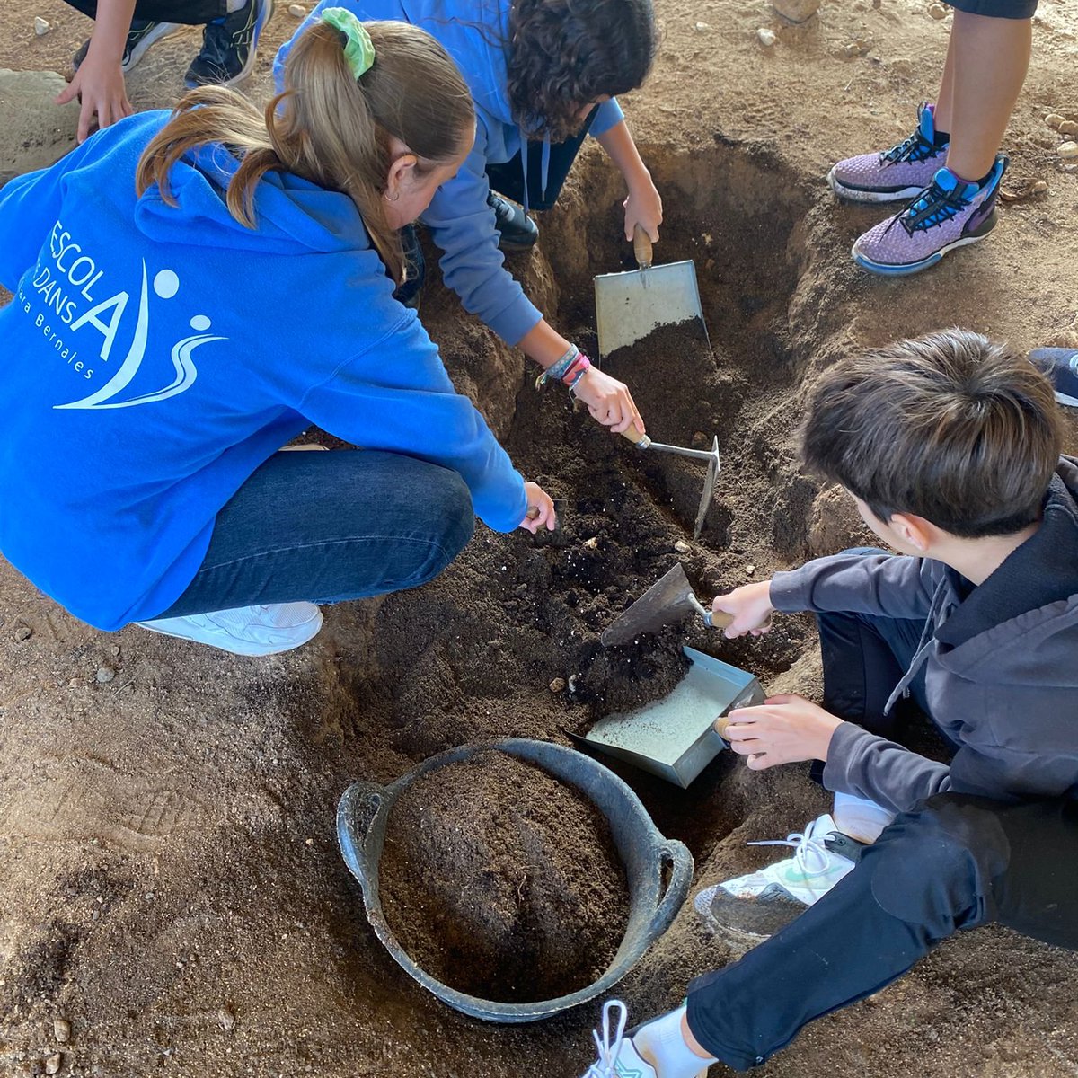 PortUIB's tweet image. Excavant coneixements i històries! 🏺🛠️
Els alumnes de 1r d'ESO de @iesSONPACS han viscut l'arqueologia de prop, aprenent tècniques, eines i l'emoció del treball de camp com a autèntics arqueòlegs 😀
➡️seras.uib.cat/arqueodrom
#SeràsUIB