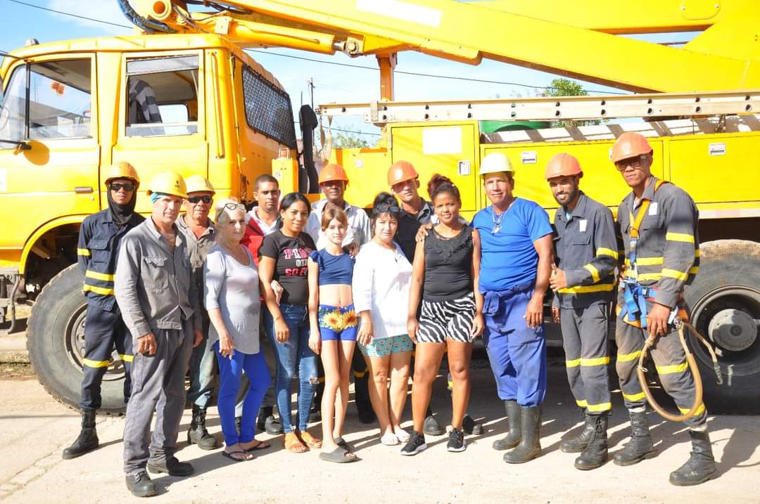 ♥️🇨🇺 Este pueblo tiene un corazón grande y que late muy fuerte, el huracán ha dejado muchos desastres, pero lo que no pudo dañar es la solidaridad, el cariño y el amor de los cubanos. 

#CDRCuba #Cuba #UnidosXCuba 

📷 Comunicador Empresa Eléctrica Granma