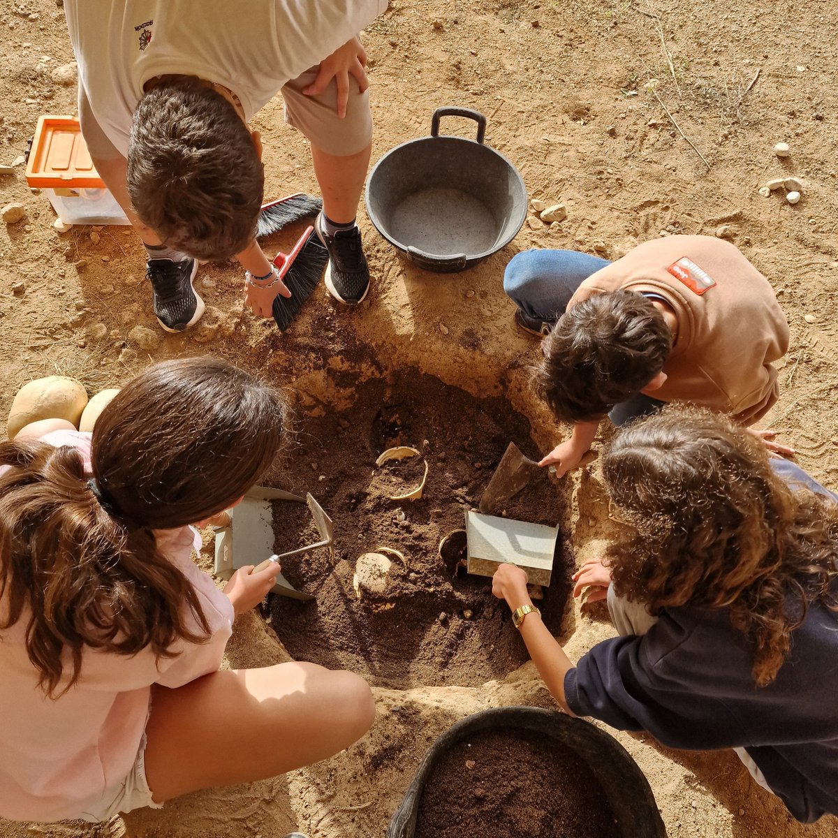 PortUIB's tweet image. Excavant coneixements i històries! 🏺🛠️
Els alumnes de 1r d'ESO de @iesSONPACS han viscut l'arqueologia de prop, aprenent tècniques, eines i l'emoció del treball de camp com a autèntics arqueòlegs 😀
➡️seras.uib.cat/arqueodrom
#SeràsUIB