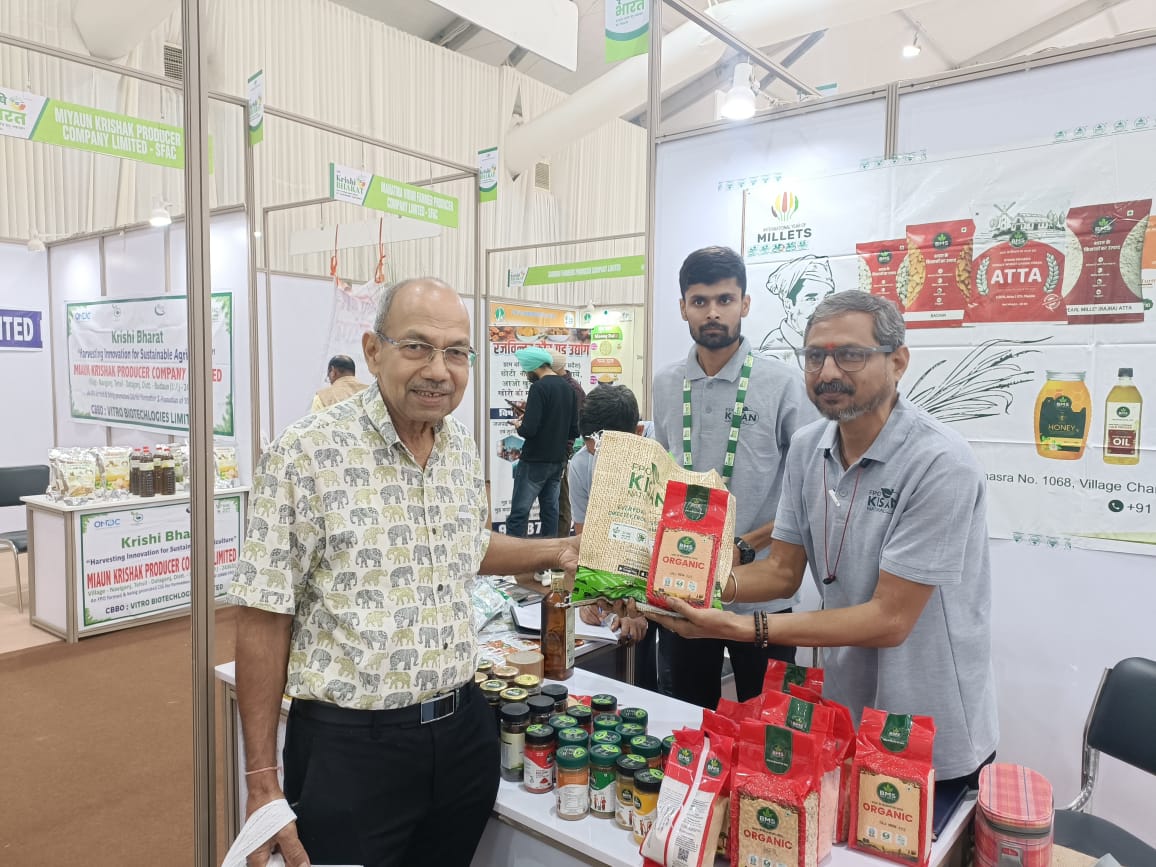 bmsfpc's tweet photo. Happy customer at our stall on the first day of 'Krishi Bharat' event organized by CII Agrotech India.
@ciiagrotech @FollowCII @sfacindia @kisannaturals1 @AgriGoI #CIIKrishiBharat2024 #AgroTech #CIIAgroTech #FreedomAtMidnight #InnovationInAgriculture #farmtech https://t.co/BhKLFF017B