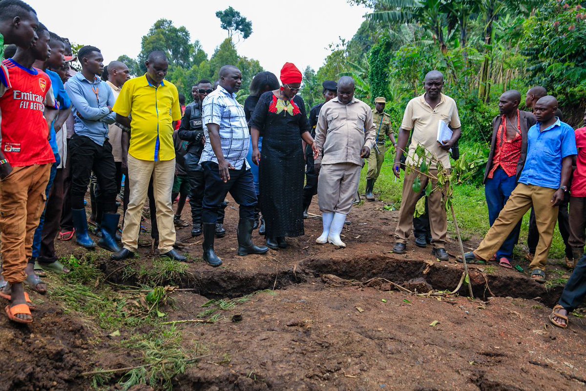 Beinomugisha_'s tweet photo. The @OPMUganda advises all stakeholders to be Aware that most roads and bridges in the flood/landslide prone districts may already be compromised, Health facilities located across the risky bridges should be adequately stocked with essential drugs.
#DisasterPreparednessUG https://t.co/bqc7rMZvaX
